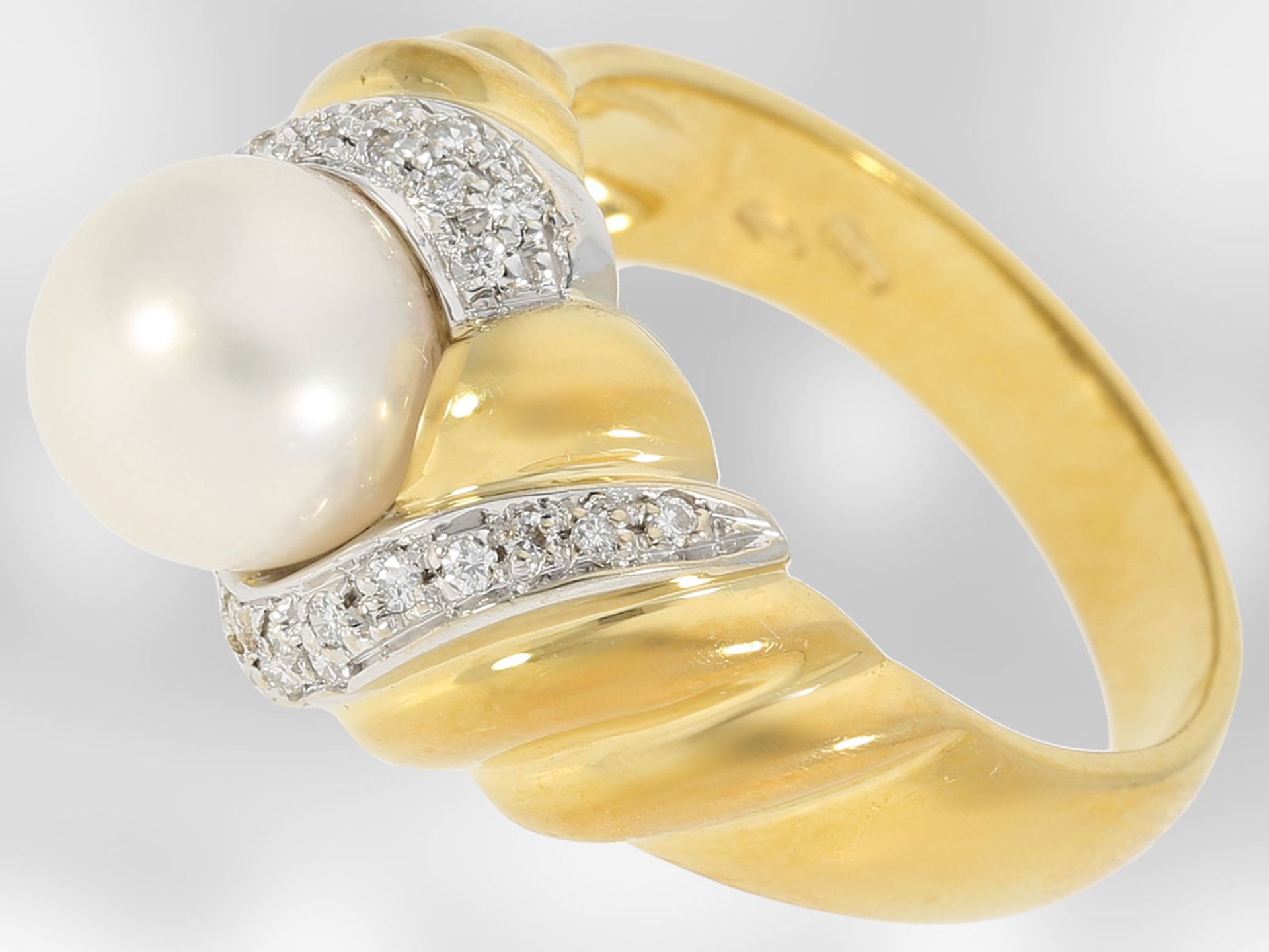 Ring: schöner Damenring aus 18K Gold, besetzt mit Brillanten und einer Zuchtperle, HandarbeitCa.