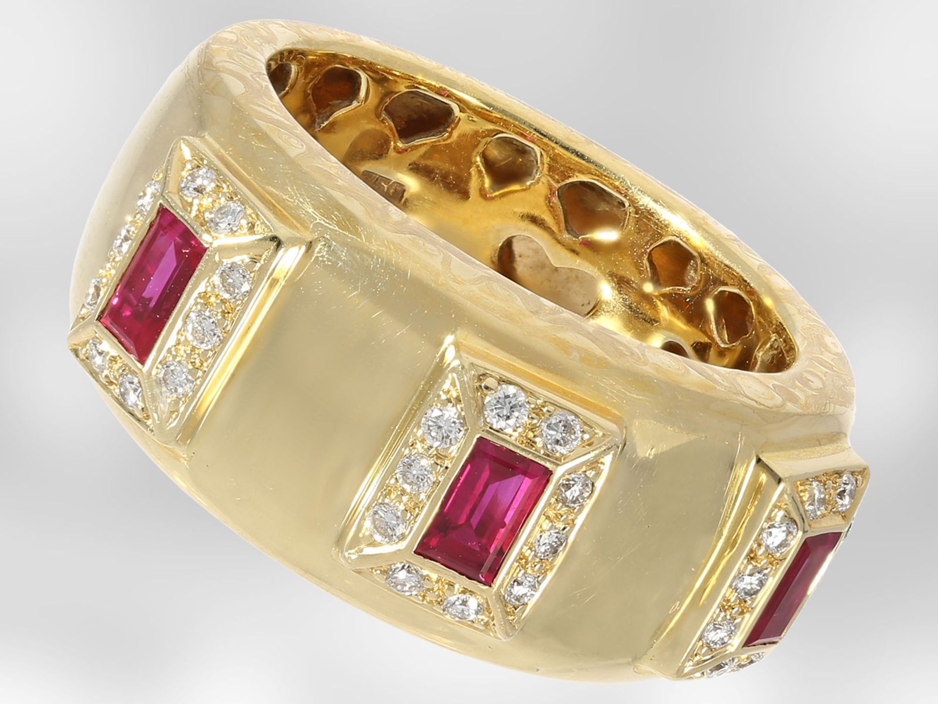 Ring: unikater Gelbgoldring mit Rubinen und Brillanten, insgesamt ca. 0,78ct, 18K Gold,