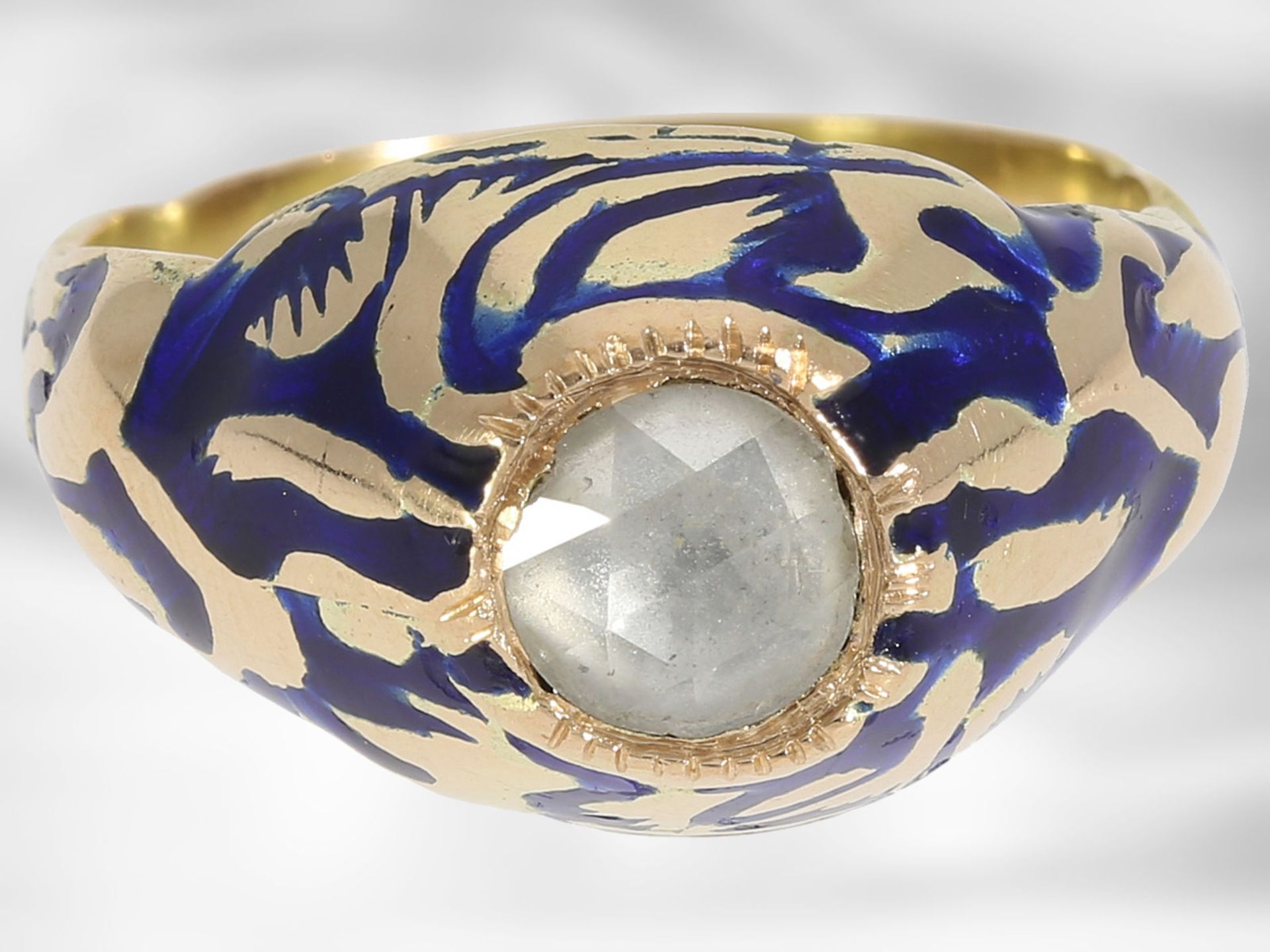Ring: ausgefallener, emaillierter Goldschmiedering mit Diamantbesatz, vermutlich aus der Zeit des - Bild 3 aus 4