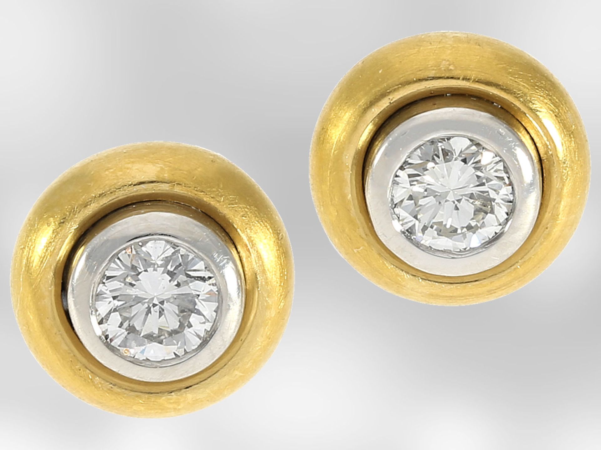 Ohrschmuck: attraktive, handgearbeitete Bicolor-Ohrstecker mit Brillanten, zusammen ca. 0,44ct,