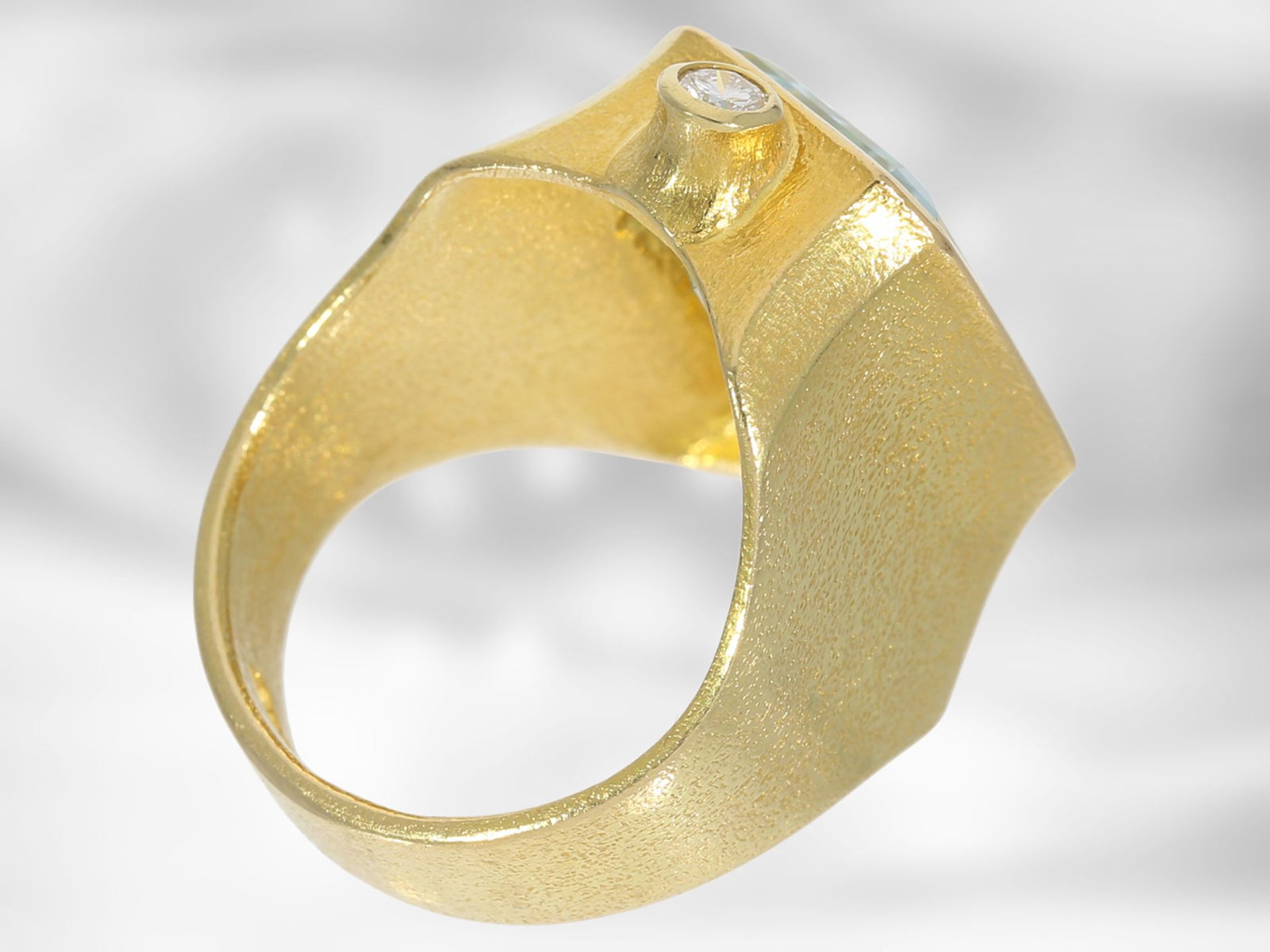 Ring: interessanter Goldschmiedering mit Aquamarin und Brillanten, 18K Gelbgold - Bild 3 aus 5