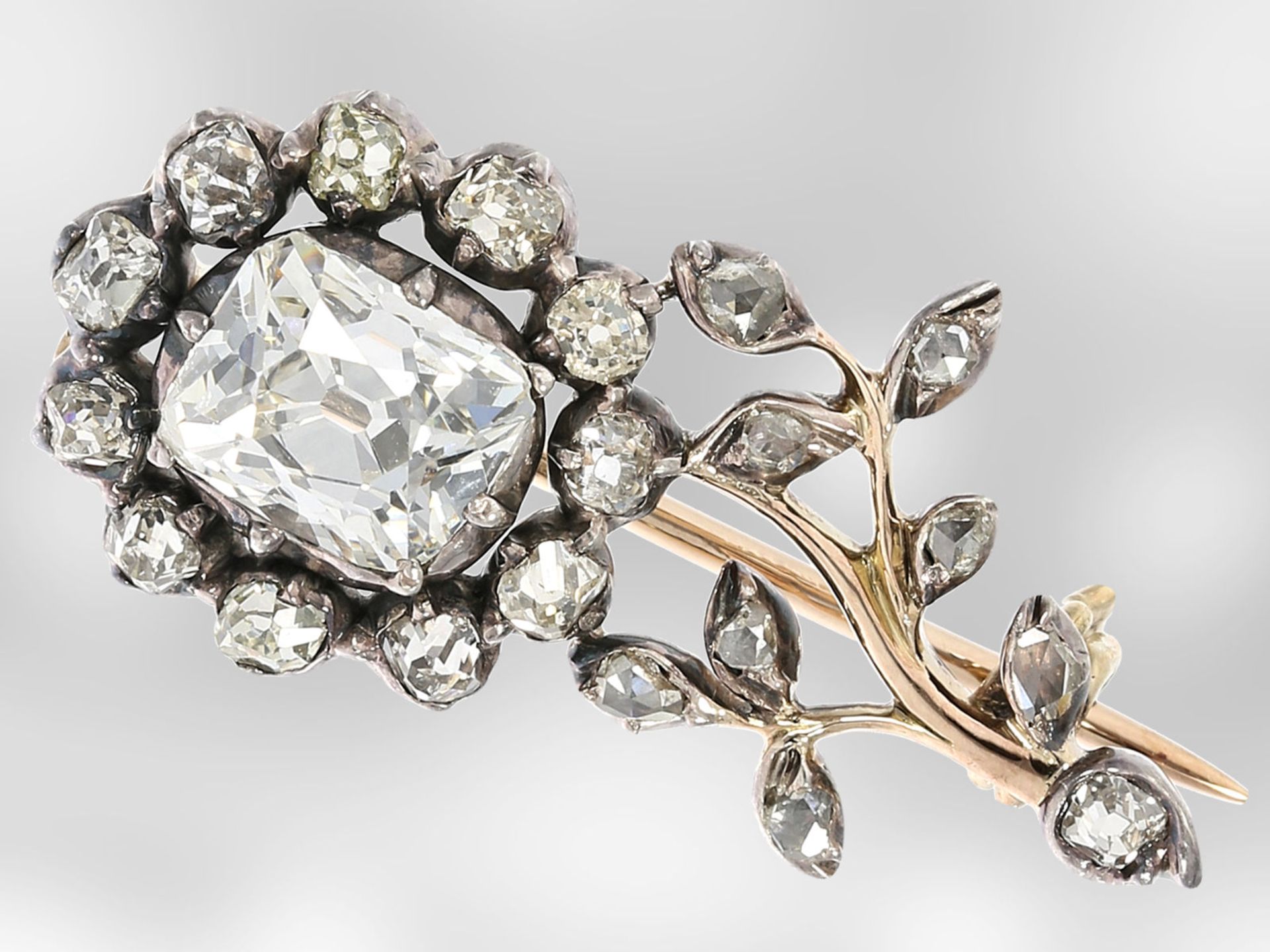 Brosche/Nadel: hochfeine und extrem seltene antike Blumenbrosche mit Diamantbesatz, Roségold,