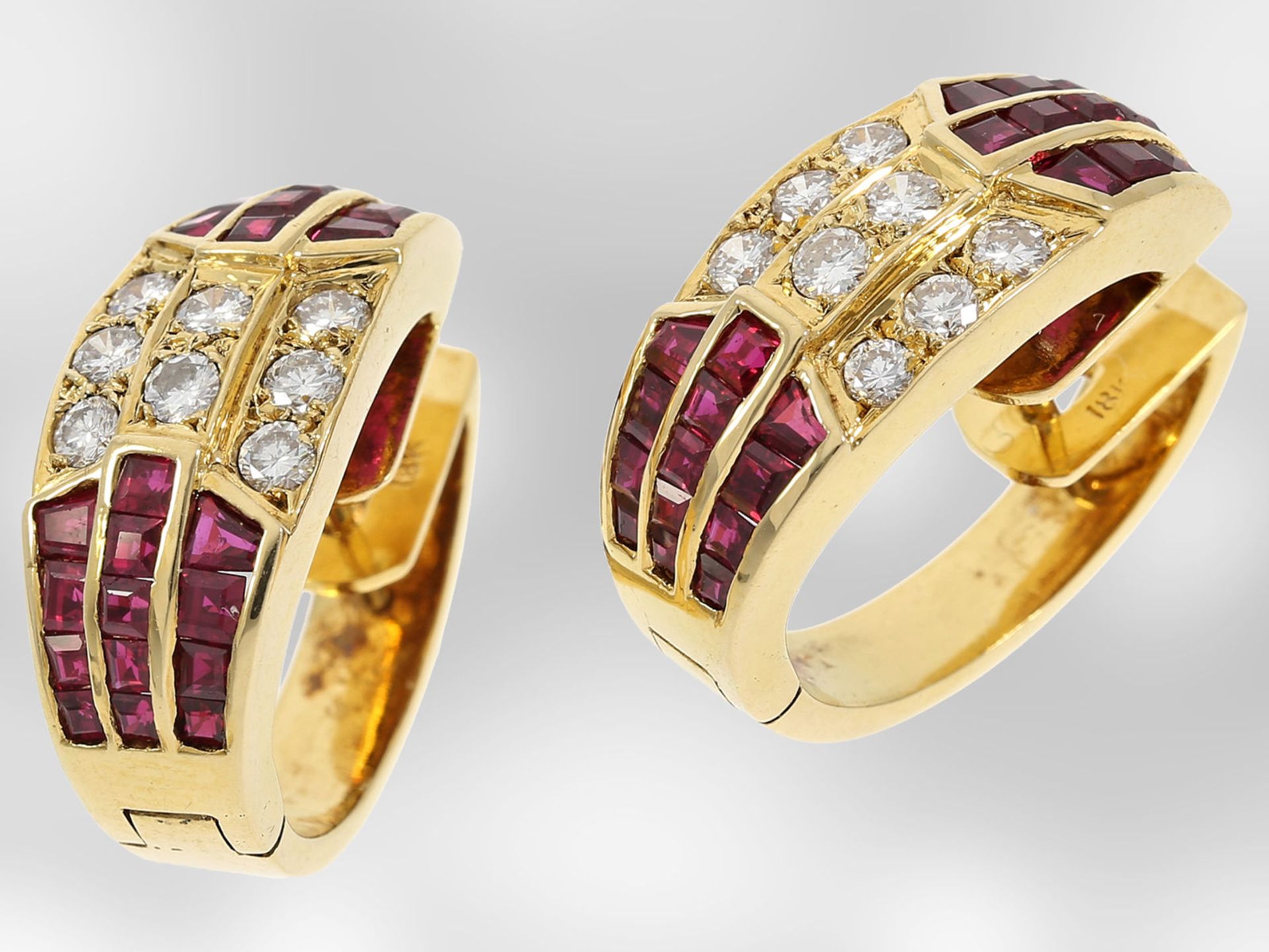 Ohrschmuck: neuwertige 18K goldene Rubin/Brillant-Ohrstecker, insgesamt ca. 2,7ct, Hofjuwelier - Bild 3 aus 5