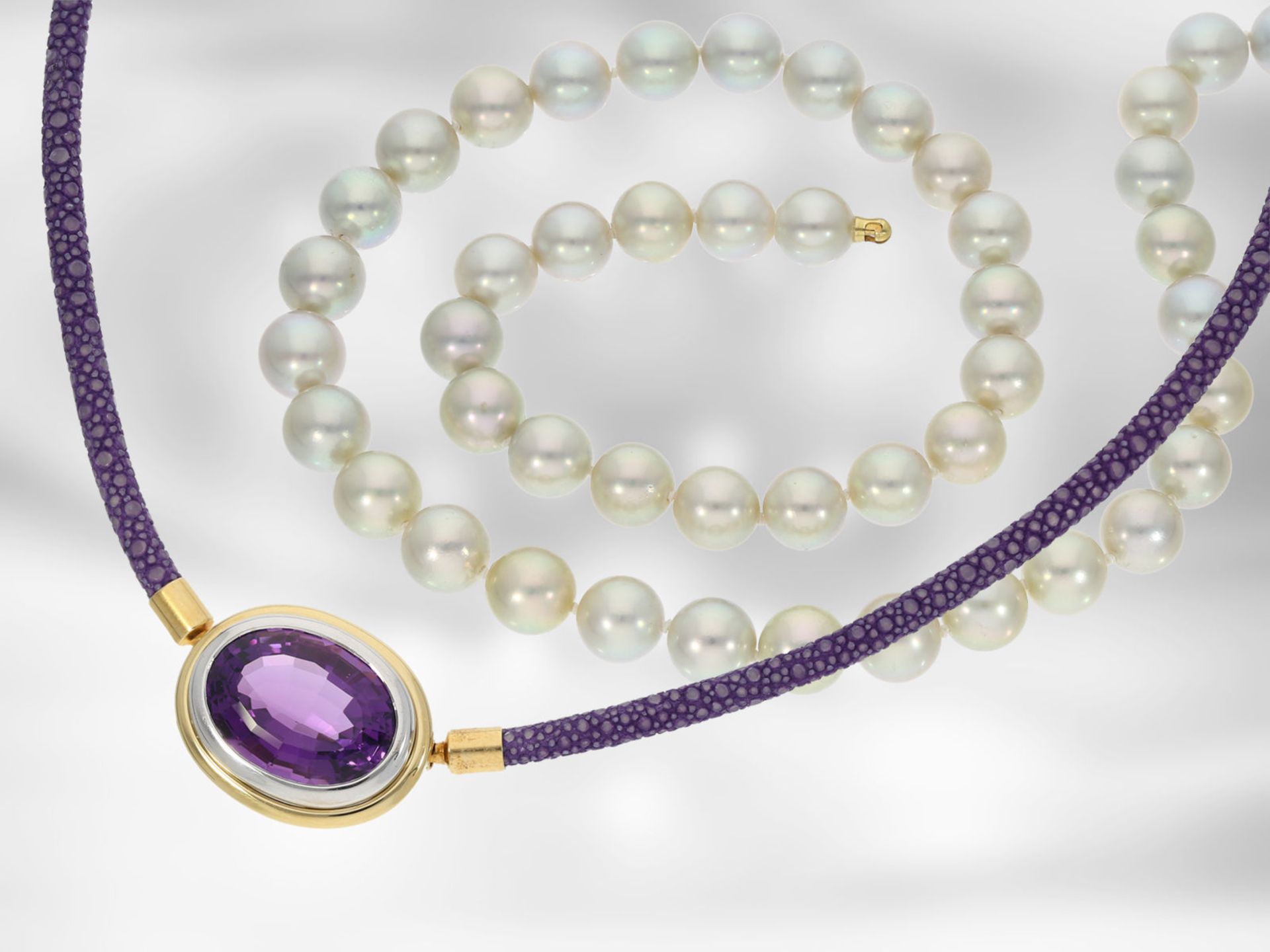 Kette/Collier: handgearbeitete Amethyst-Nittelschließe mit edler Zuchtperlenkette und