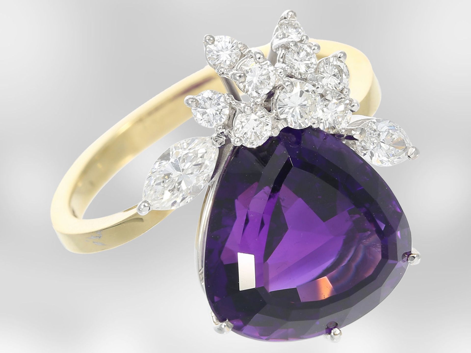 Ring: ausgefallener, neuwertiger Damenring mit feinem Diamantbesatz und großem Amethyst, insgesamt - Image 2 of 4