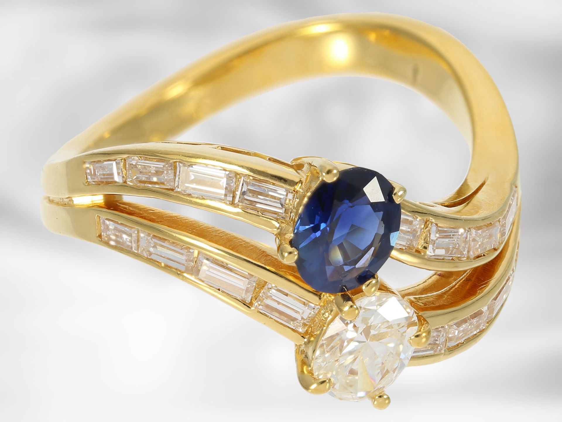Ring: dekorativer und sehr hochwertiger Gelbgoldring mit Saphir und Diamanten, 18K Gold, - Bild 3 aus 4