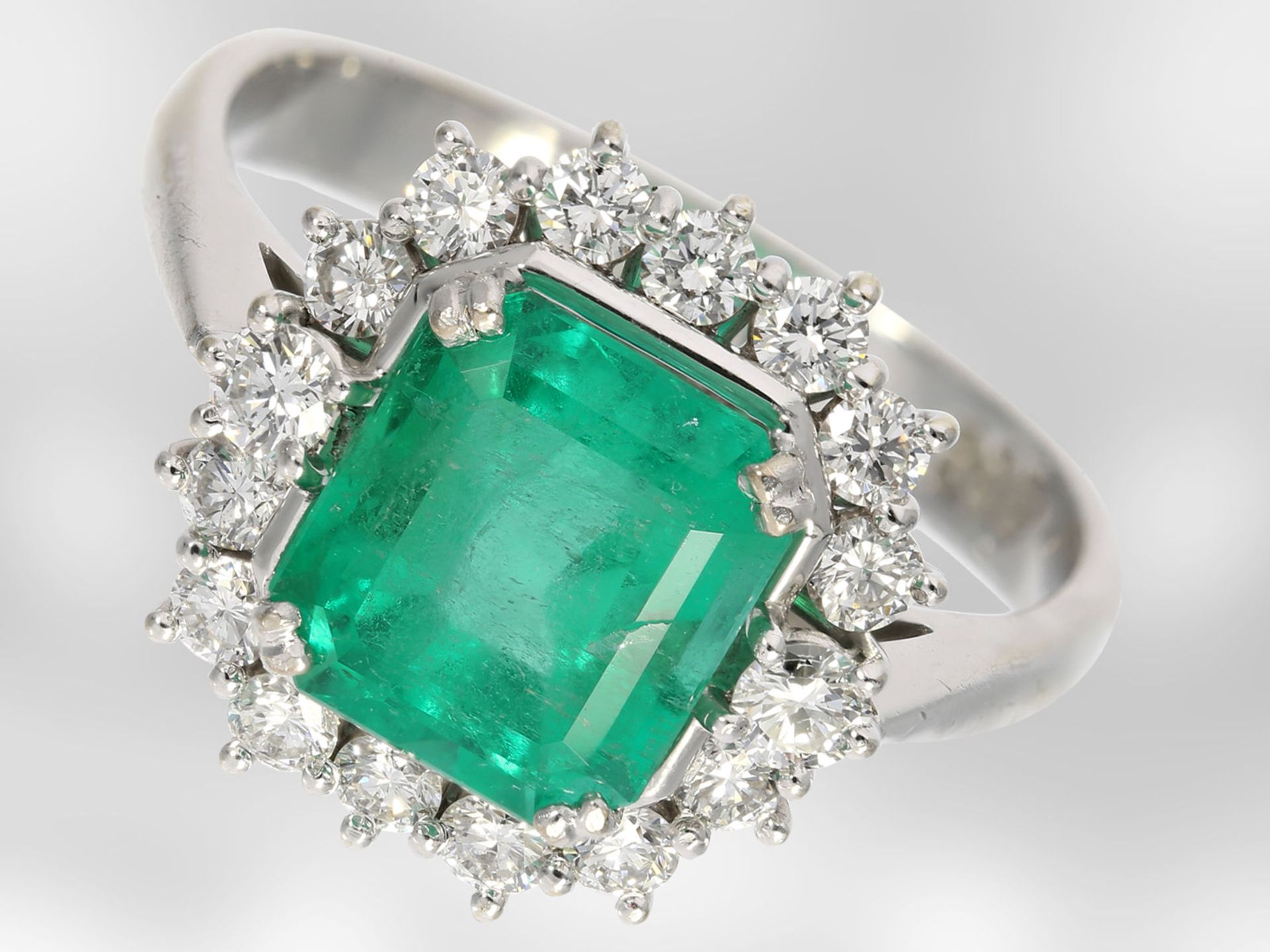 Ring: weißgoldener Smaragdring mit Brillanten, insgesamt ca. 2,72ct, 14K Gold, Hofjuwelier