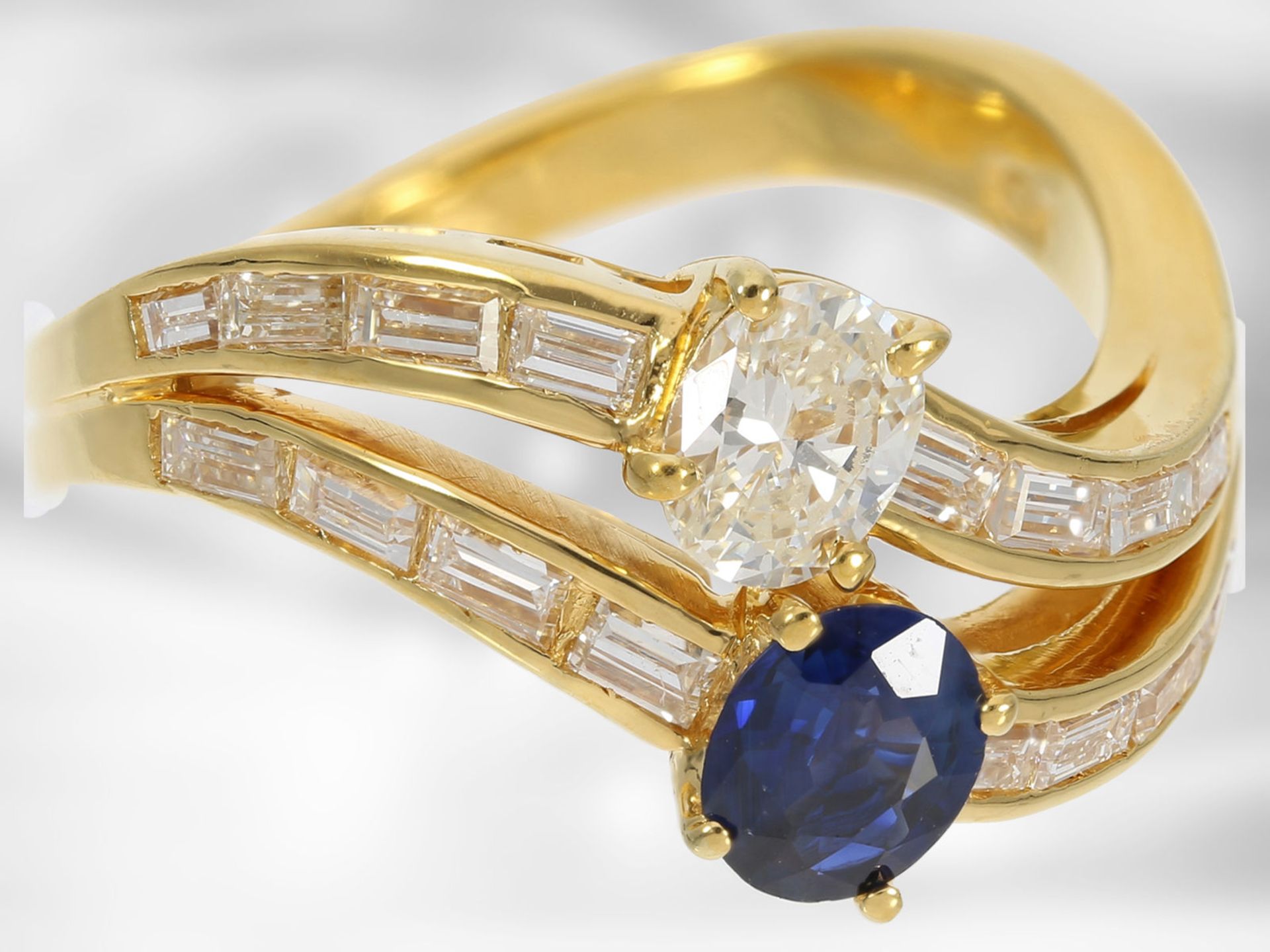 Ring: dekorativer und sehr hochwertiger Gelbgoldring mit Saphir und Diamanten, 18K Gold, - Bild 2 aus 4