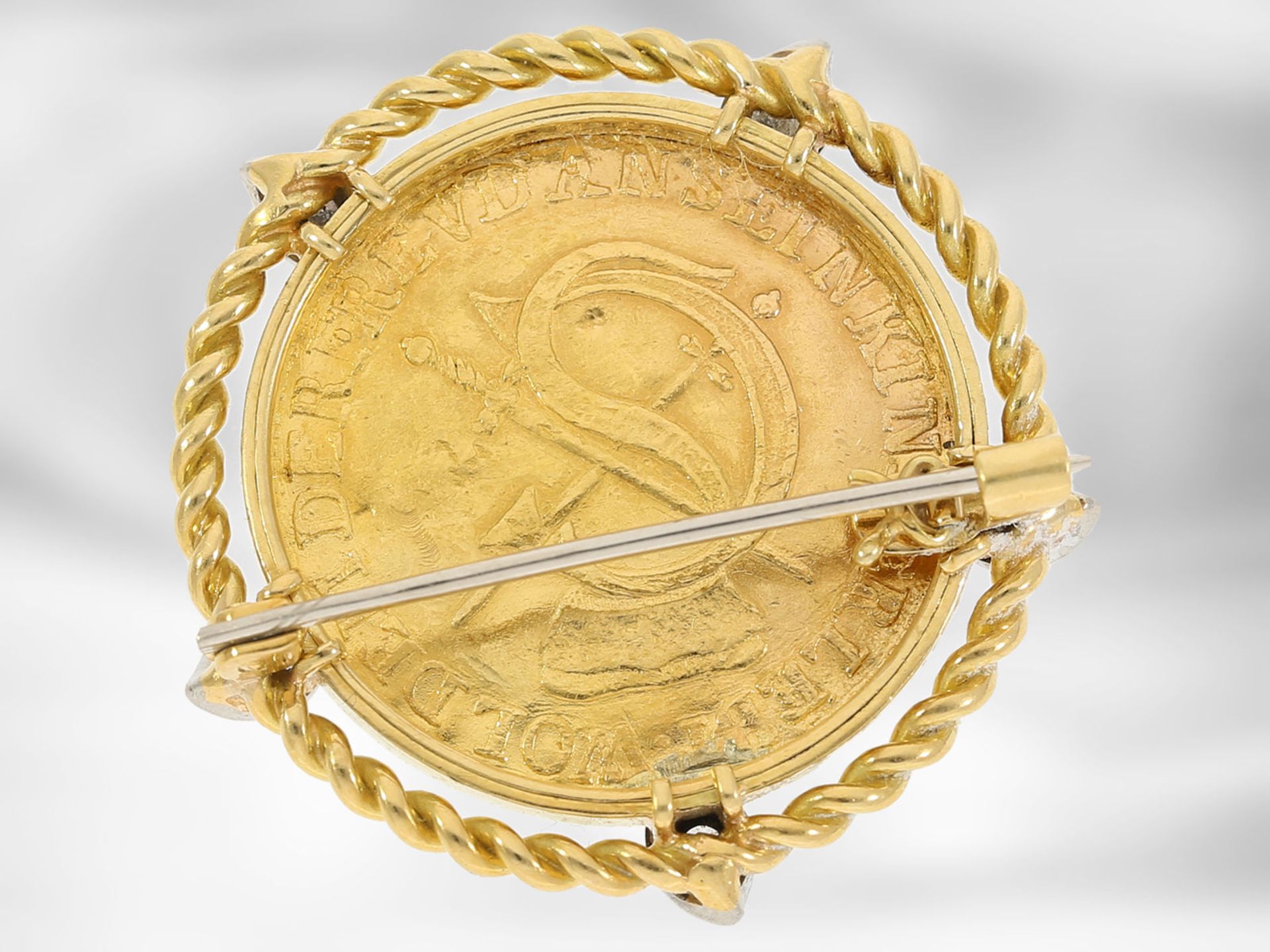 Brosche: Gelbgoldbrosche mit Münze "Sophiendukat" und Brillanten, 18K und Feingold - Bild 2 aus 3
