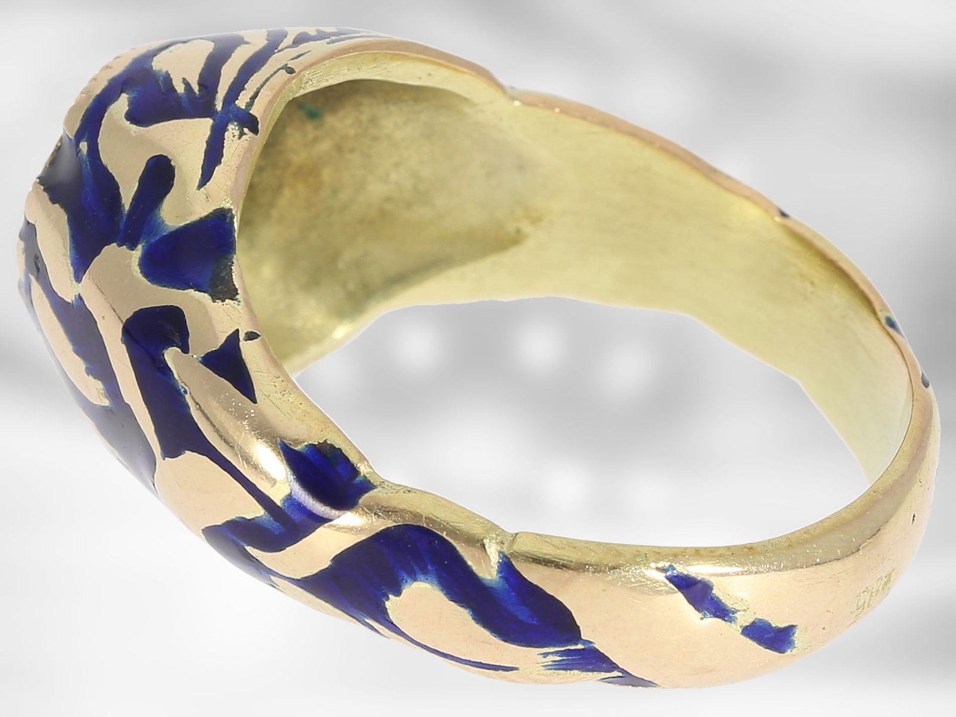 Ring: ausgefallener, emaillierter Goldschmiedering mit Diamantbesatz, vermutlich aus der Zeit des - Image 2 of 4