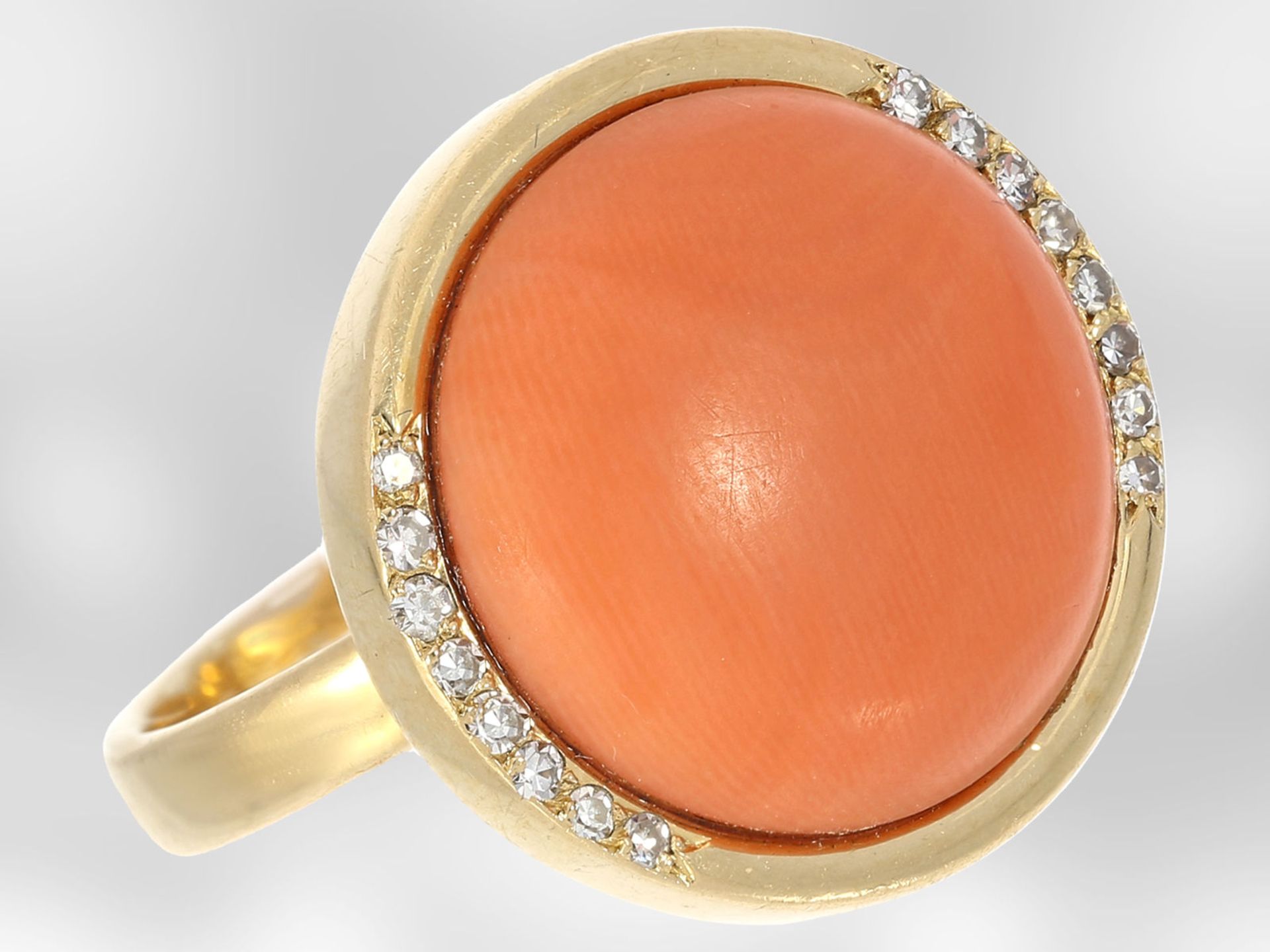 Ring: schöner vintage Goldring mit großer Koralle und Diamanten, 18K Gold, unikate HandarbeitCa.