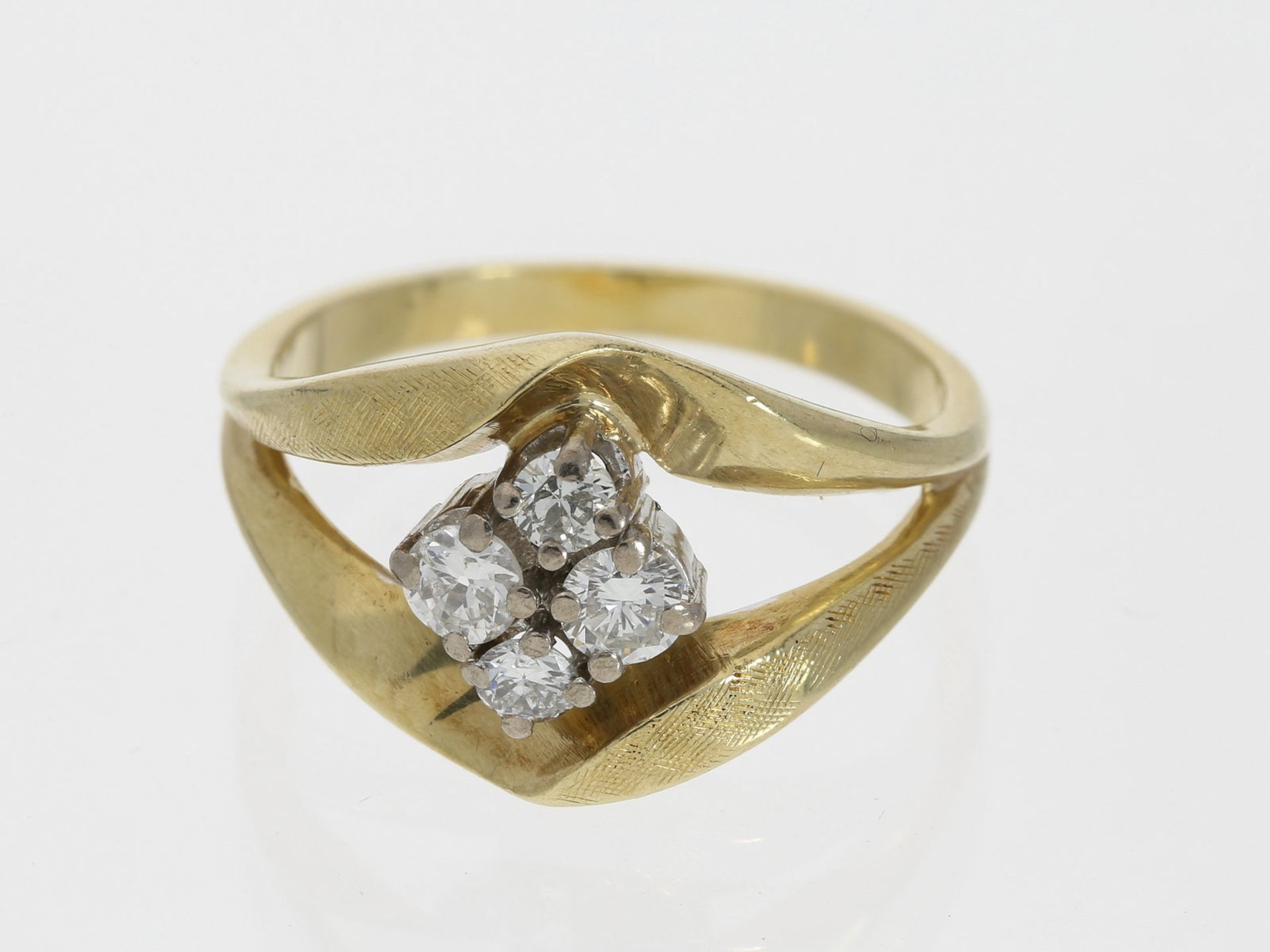 Ring: dekorativer Goldschmiedering mit Brillantbesatz, 14K Gold