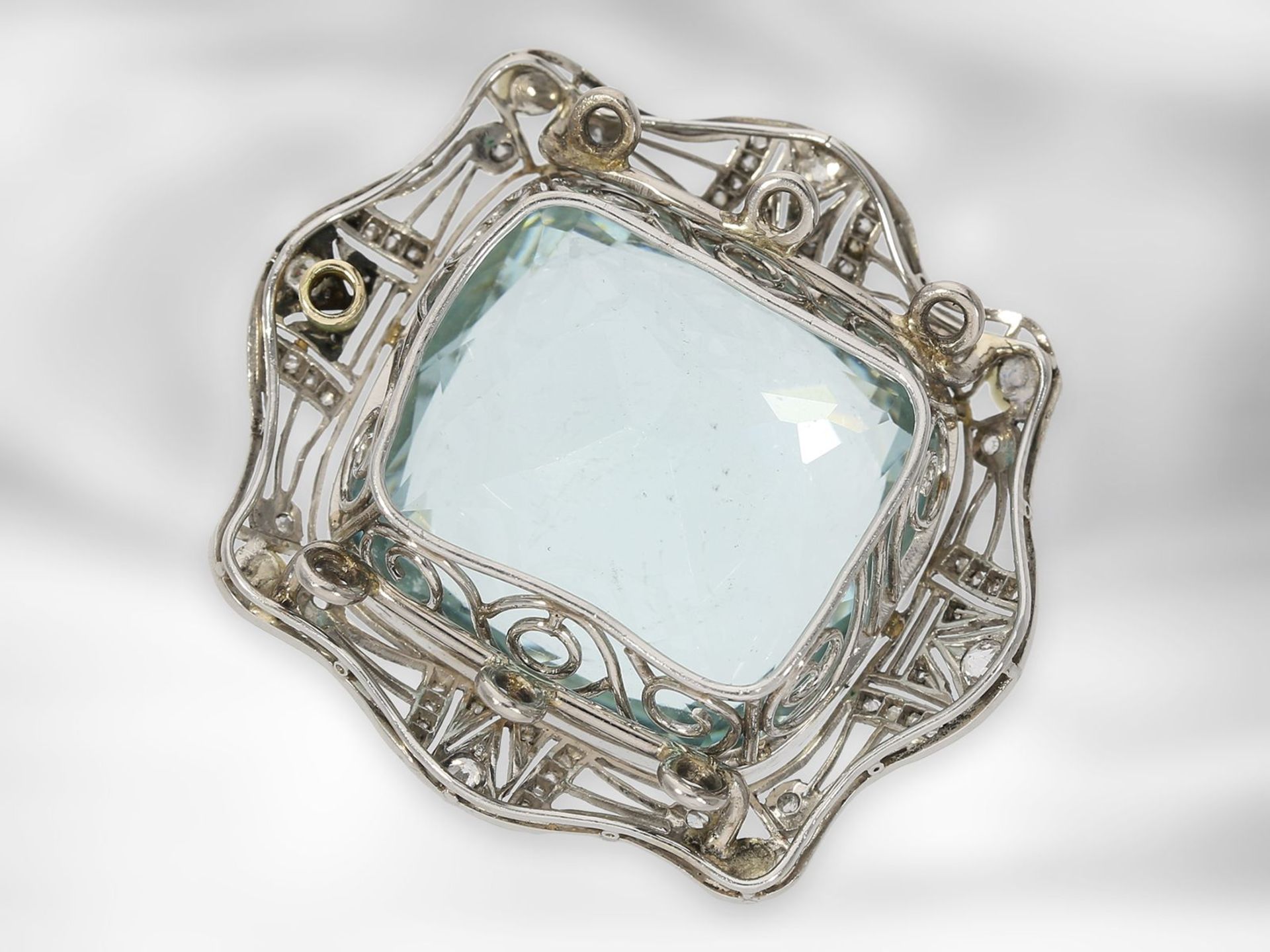 Collier: antikes Platin-Colliermittelteil mit großem Aquamarin, Saatperlen und Diamanten, um 1910Ca. - Bild 3 aus 3