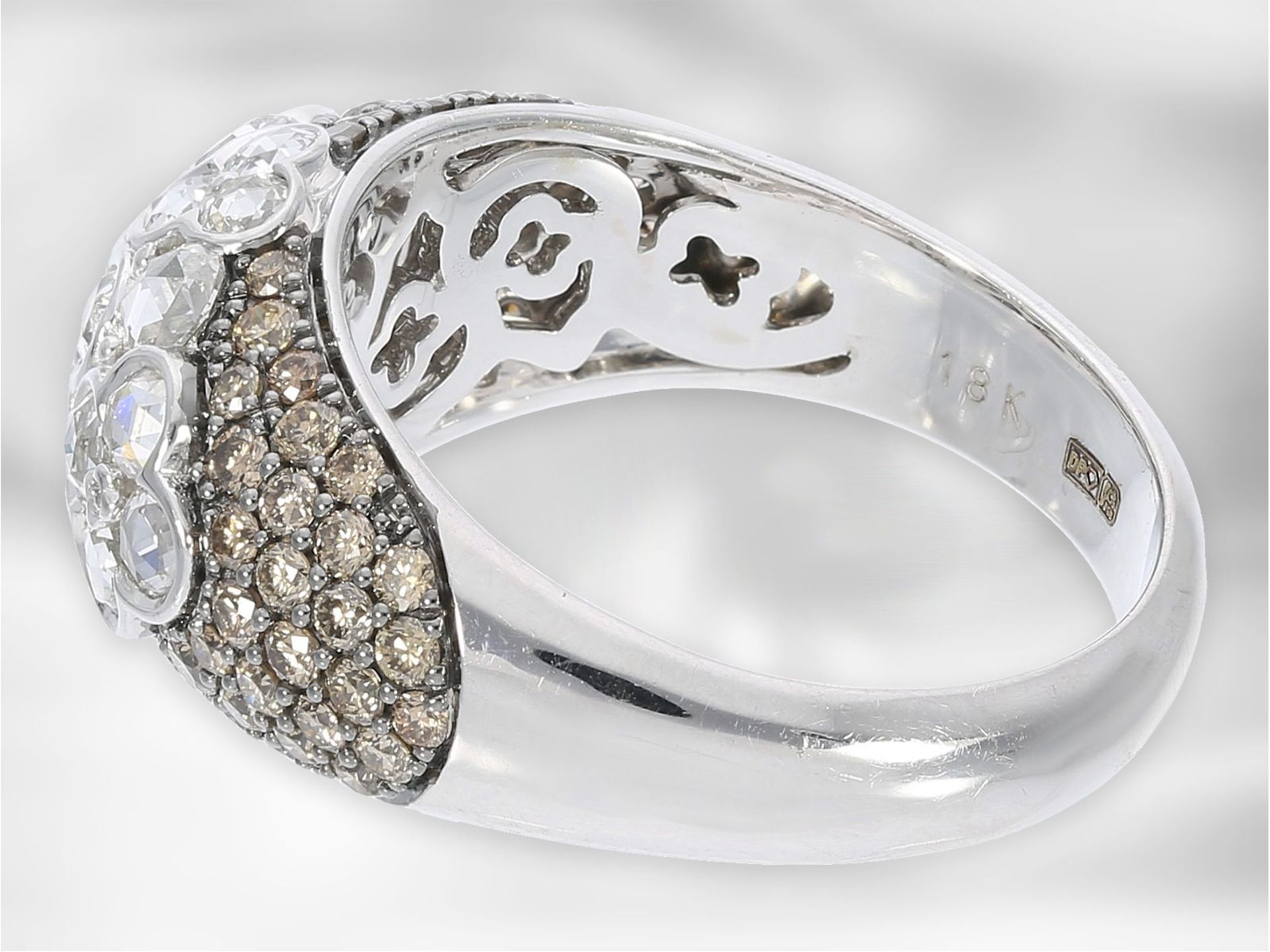 Ring: neuwertiger weißgoldener Brillantring mit Diamantrosen und fancy Brillanten, insgesamt ca. 1, - Bild 4 aus 4