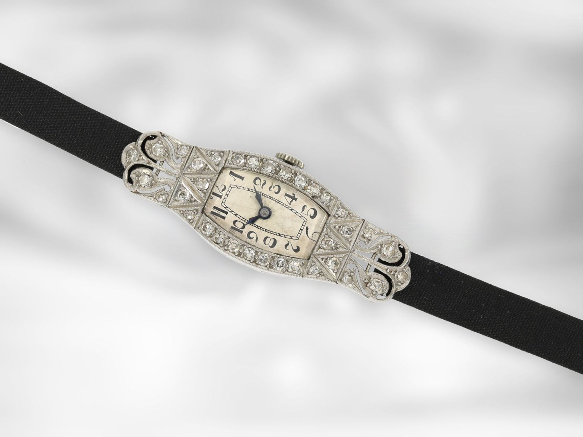 Armbanduhr: attraktive Art déco Damenuhr aus Platin mit Diamantbesatz, ca. 1920