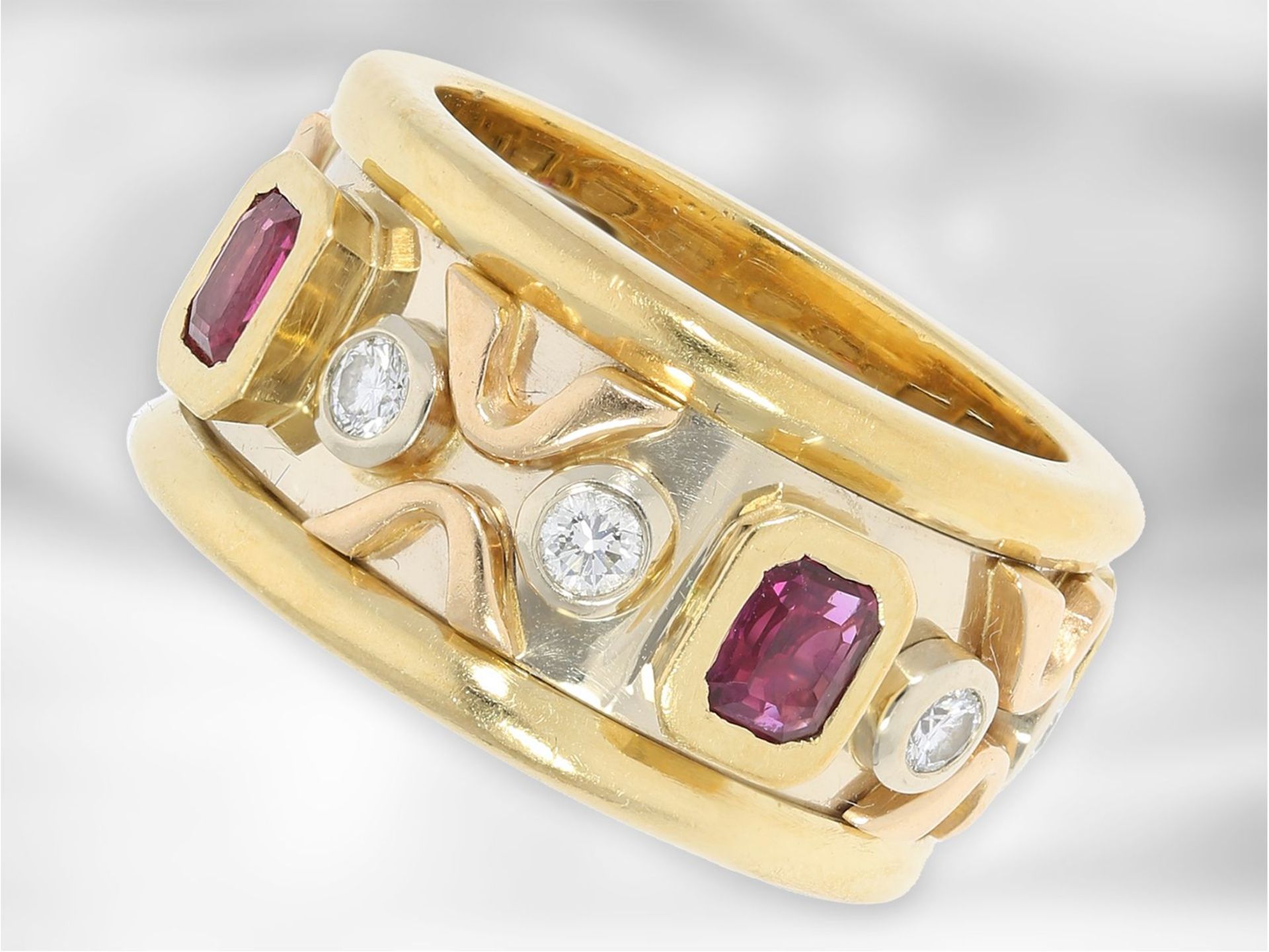 Ring: interessanter, sehr massiv gefertigter Bicolor-Goldschmiedering mit reichem Farbstein- und - Bild 2 aus 2