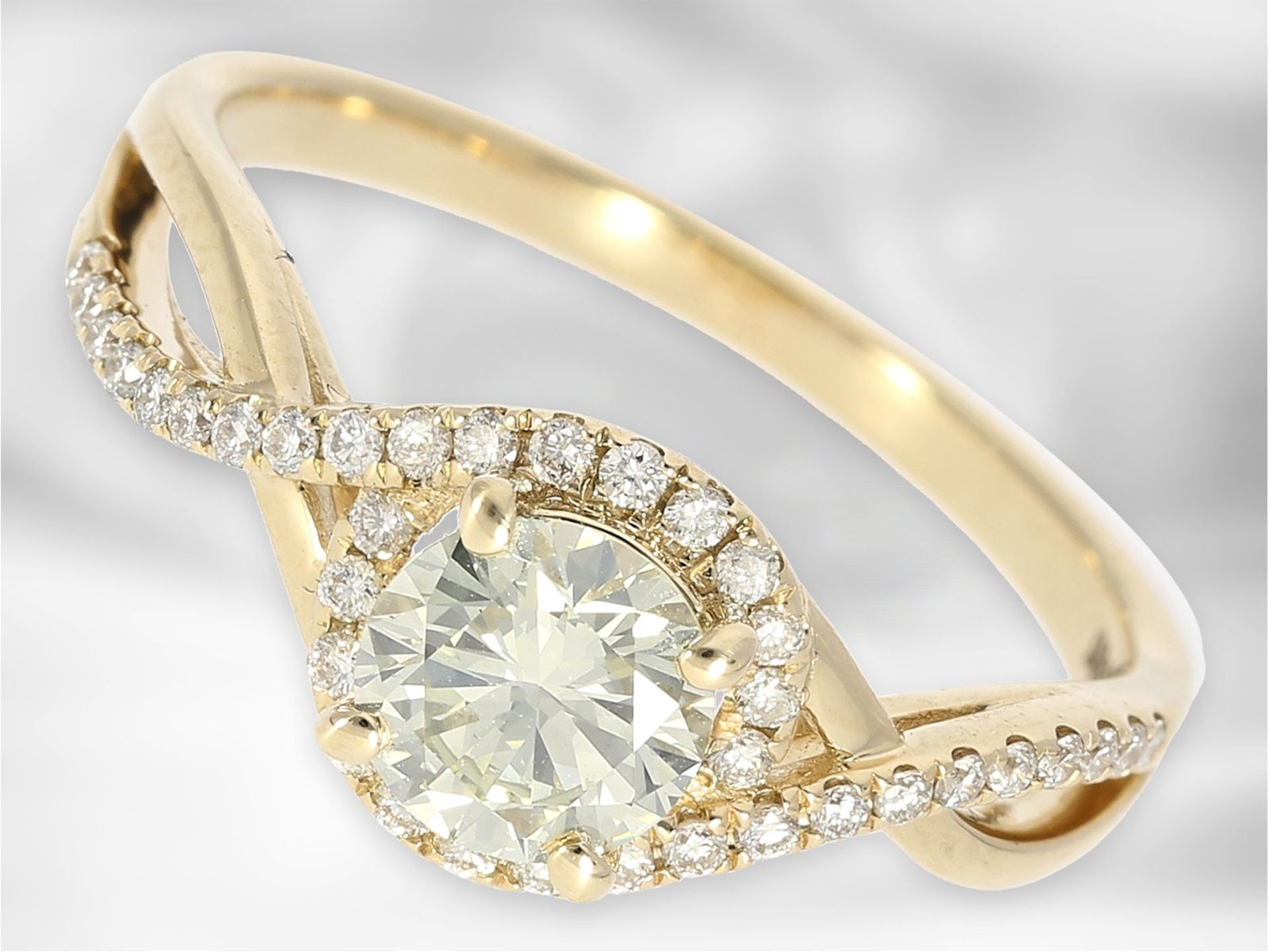 Ring: feiner und eleganter Goldschmiede-Damenring mit großem Brillant von hoher Reinheit, ca.0,