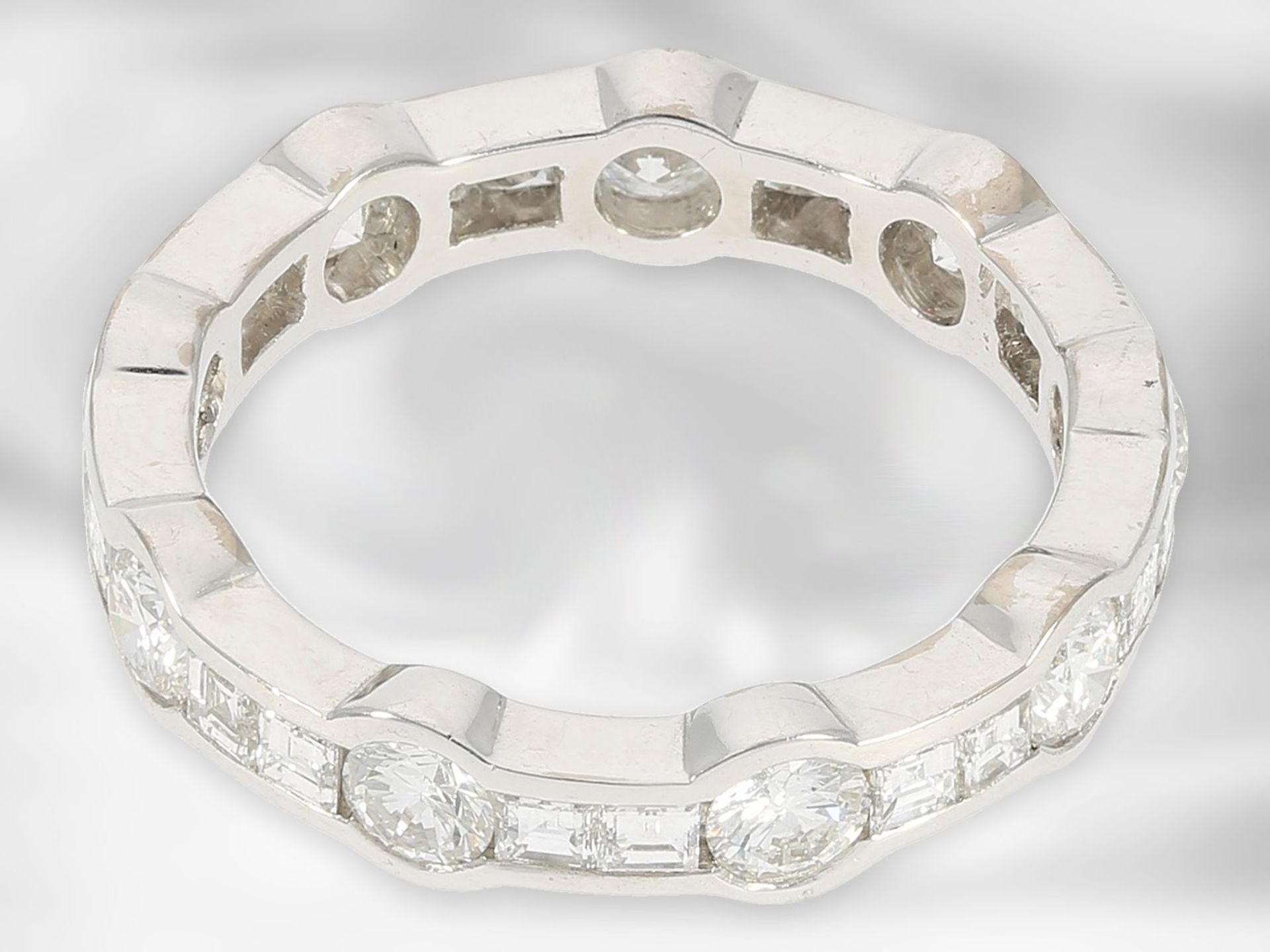 Ring: ungewöhnlicher Memoirering mit Brillanten und Diamantkarrees, insgesamt ca. 2,5ct, 18K - Bild 2 aus 2