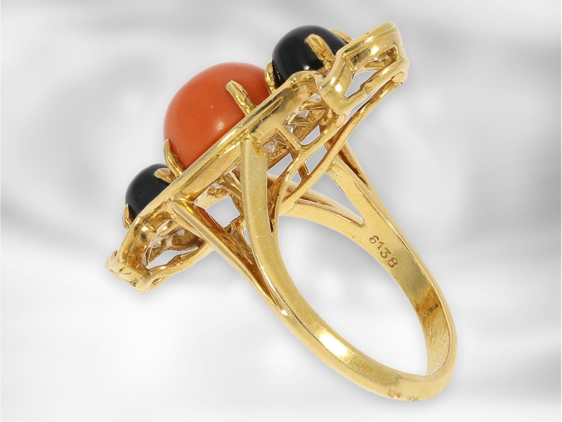 Ring: sehr schöner, ausgefallener Damenring mit Brillanten, Onyx und Koralle, 18K Gold, teure - Bild 3 aus 3