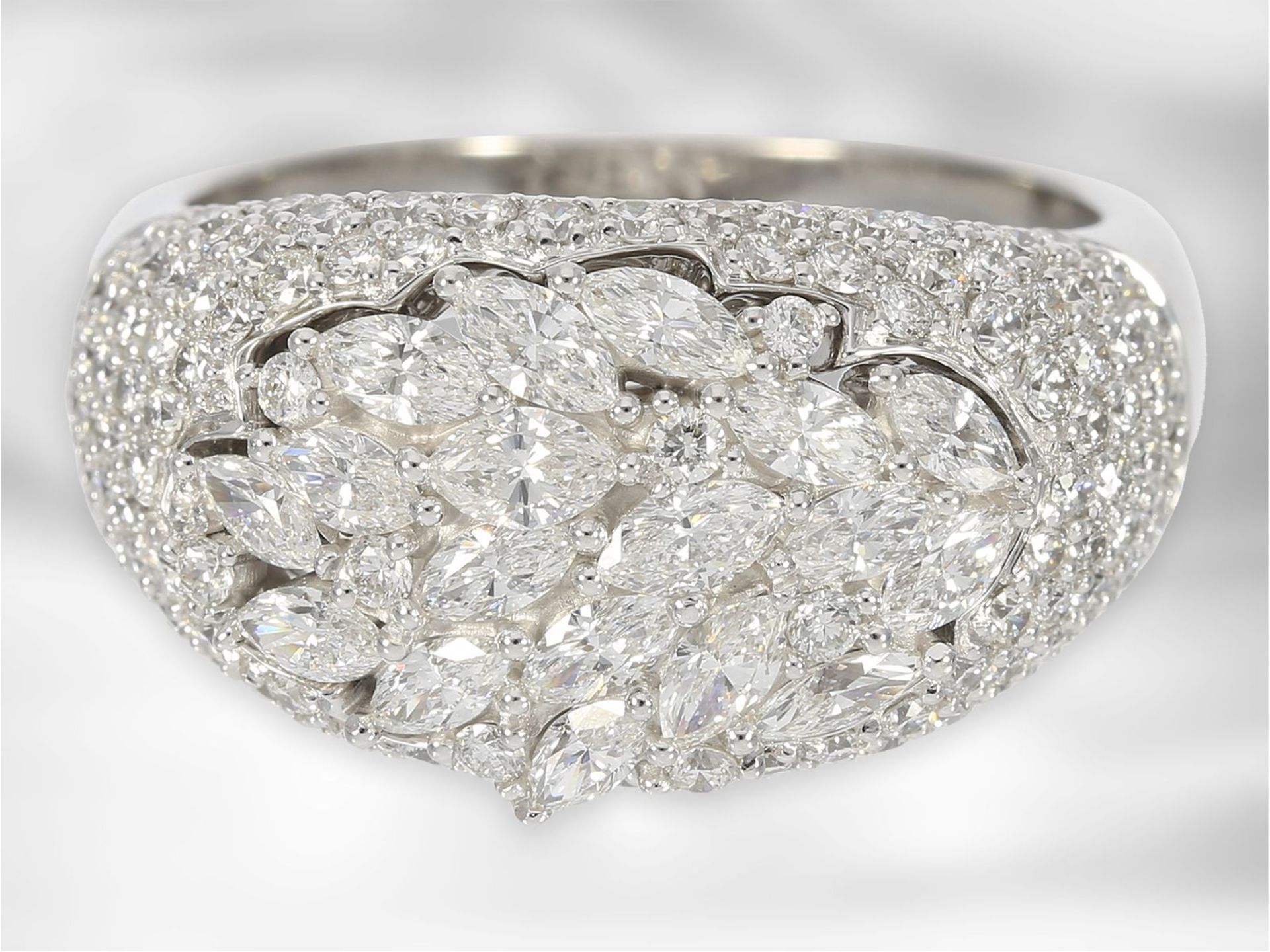 Ring: hochwertiger dekorativer Diamantring, insgesamt ca. 2,07ct, 18K Weißgold - Bild 2 aus 3