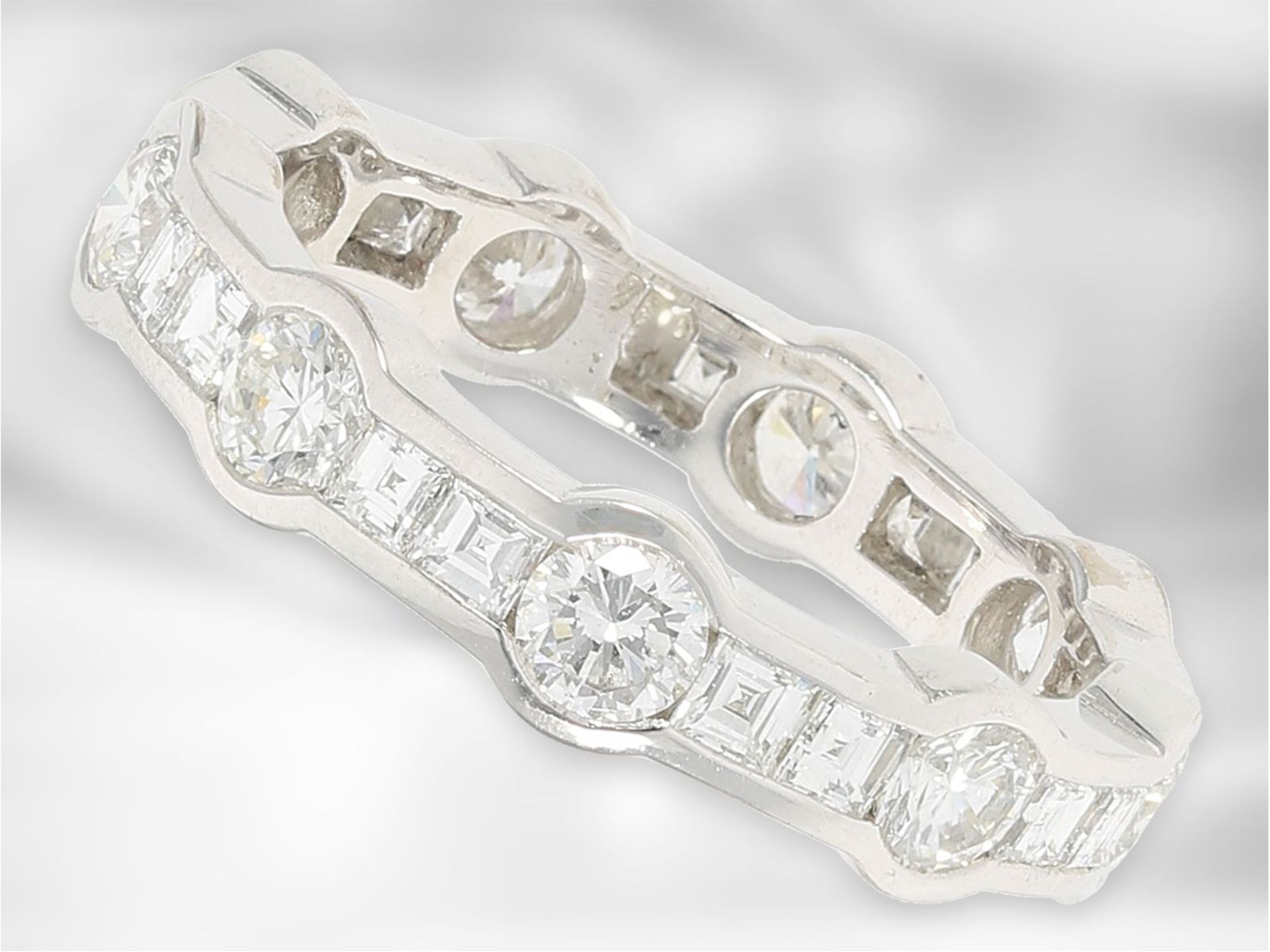 Ring: ungewöhnlicher Memoirering mit Brillanten und Diamantkarrees, insgesamt ca. 2,5ct, 18K