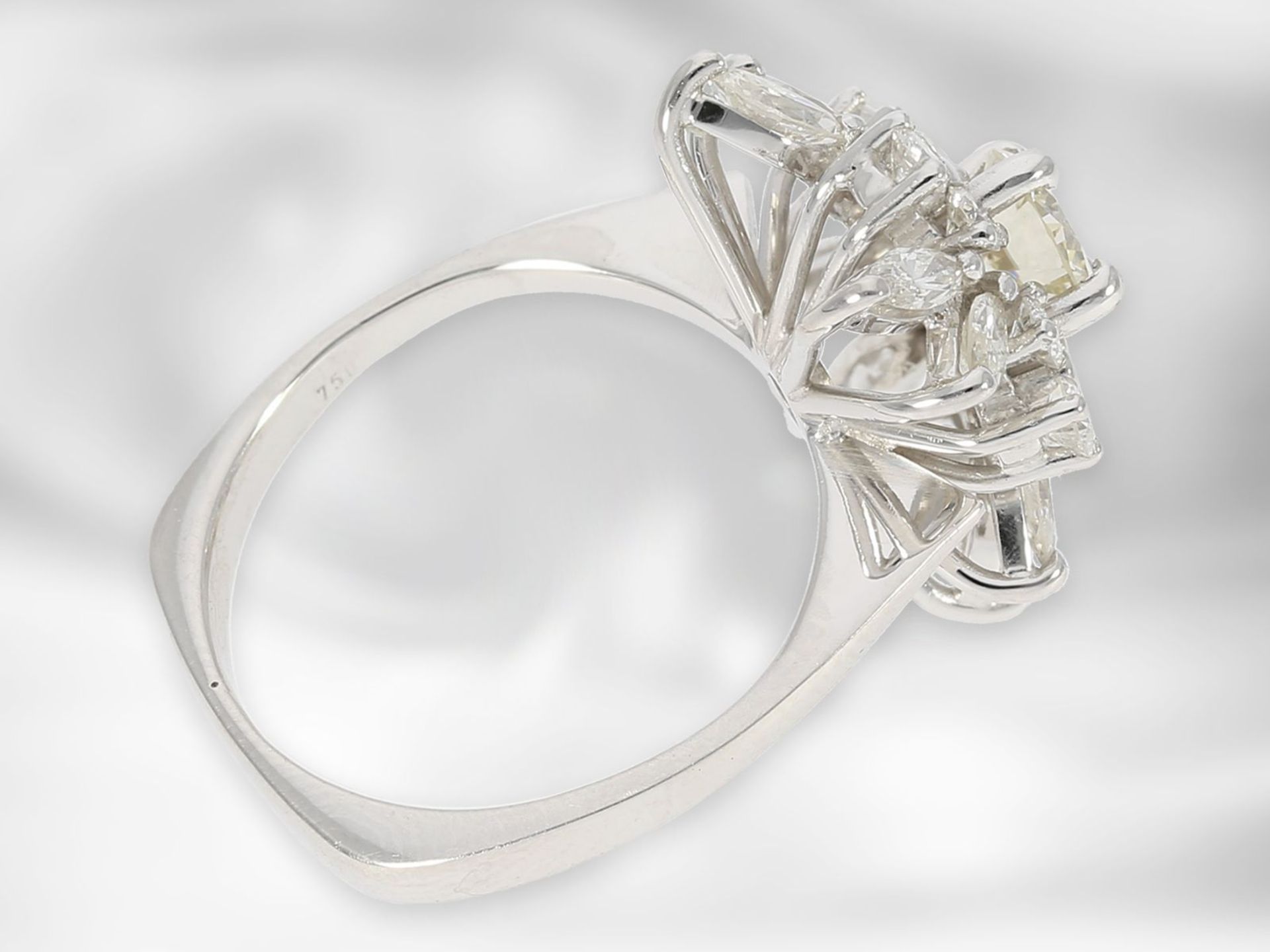 Ring: feiner, weißgoldener vintage Brillant/Diamant-Blütenring, zusammen ca. 1,1ct, Mittelstein - Bild 2 aus 2