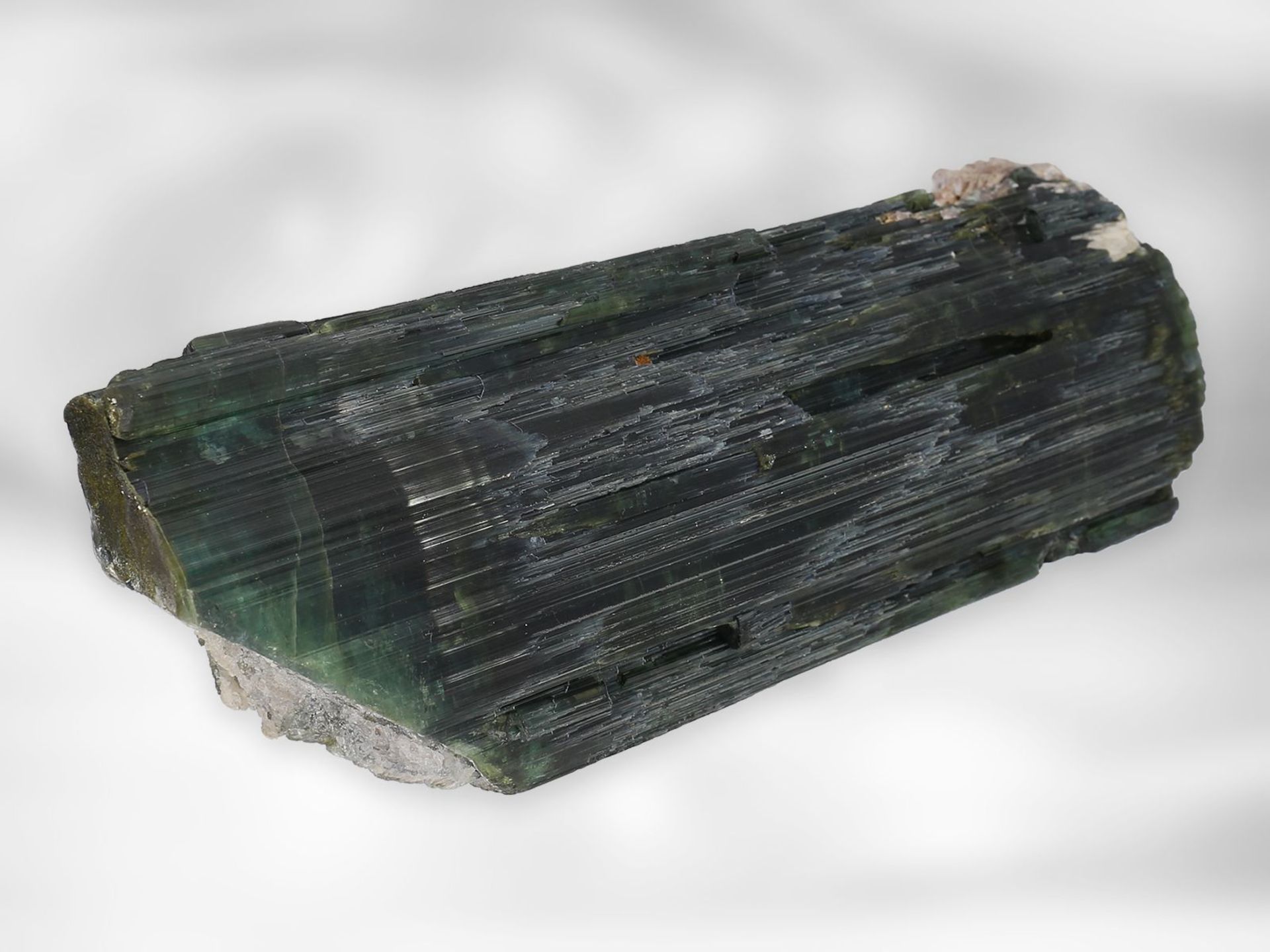 Turmalin: bedeutender und seltener Turmalinfund, natürlicher Kristall von ca. 8000ct in " - Bild 2 aus 4