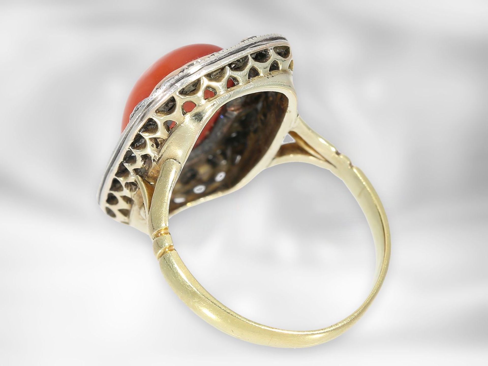 Ring: sehr interessanter antiker Korallring mit Altschliff-Diamanten, insgesamt ca. 0,9ct, 14K - Bild 2 aus 3