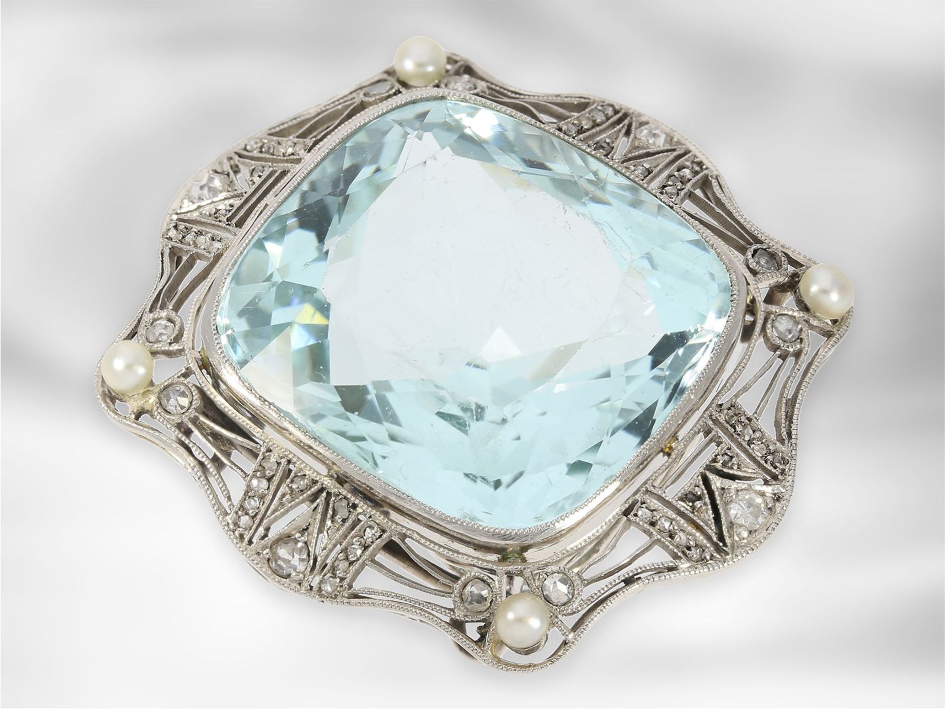 Collier: antikes Platin-Colliermittelteil mit großem Aquamarin, Saatperlen und Diamanten, um 1910Ca. - Bild 2 aus 3