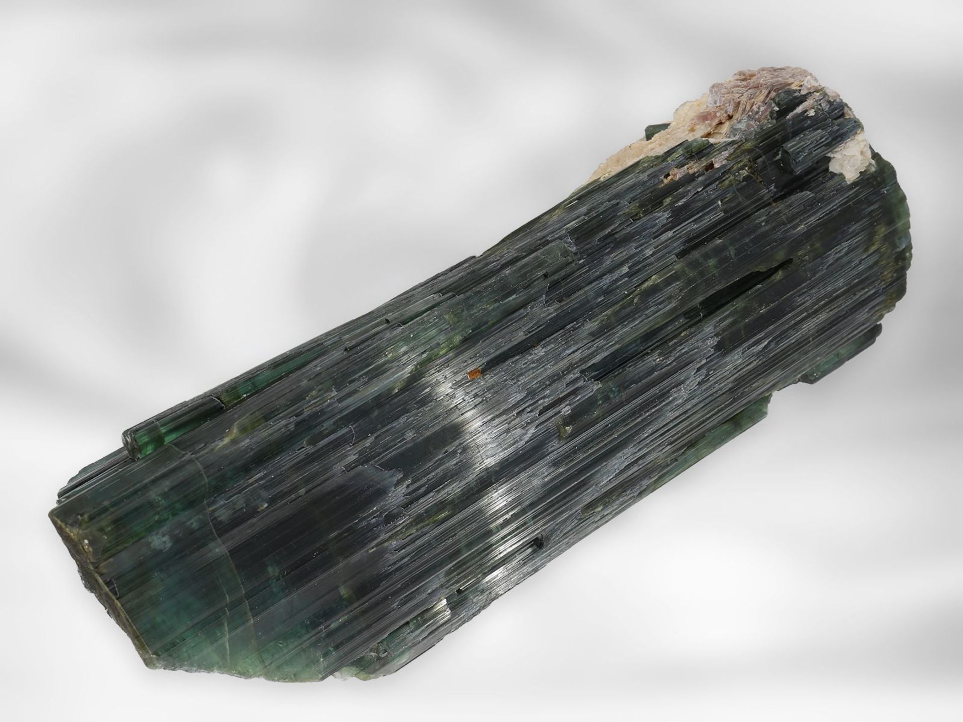 Turmalin: bedeutender und seltener Turmalinfund, natürlicher Kristall von ca. 8000ct in "