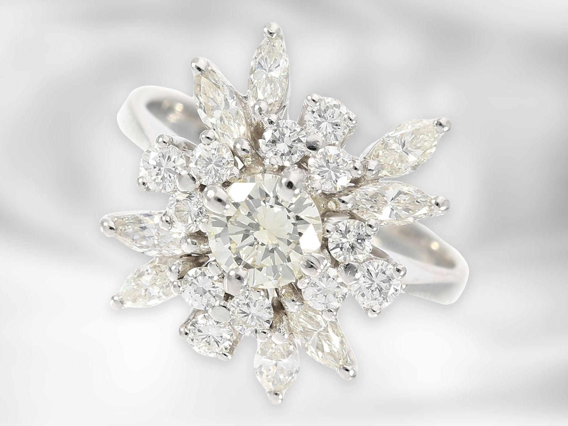 Ring: feiner, weißgoldener vintage Brillant/Diamant-Blütenring, zusammen ca. 1,1ct, Mittelstein