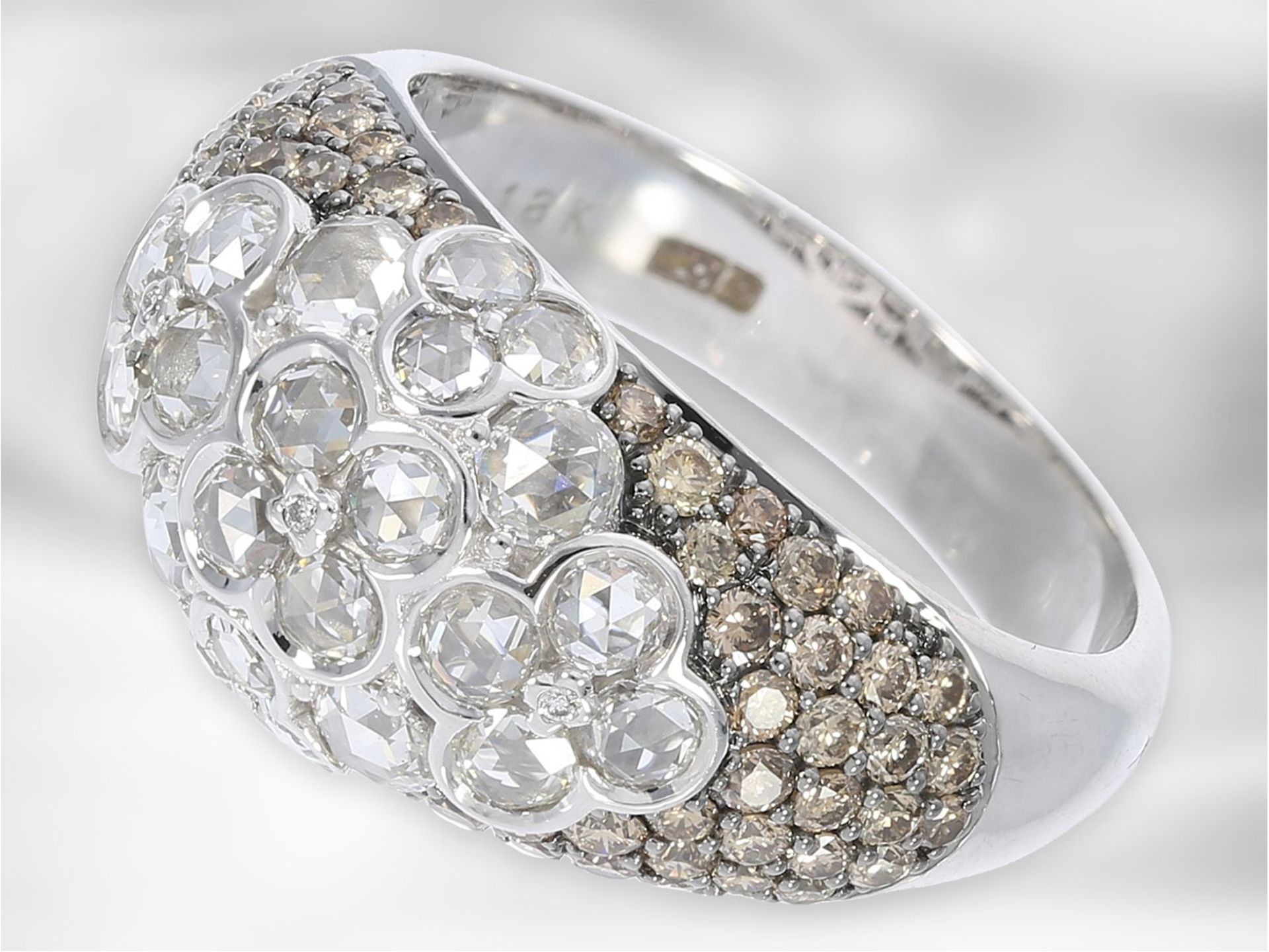 Ring: neuwertiger weißgoldener Brillantring mit Diamantrosen und fancy Brillanten, insgesamt ca. 1,
