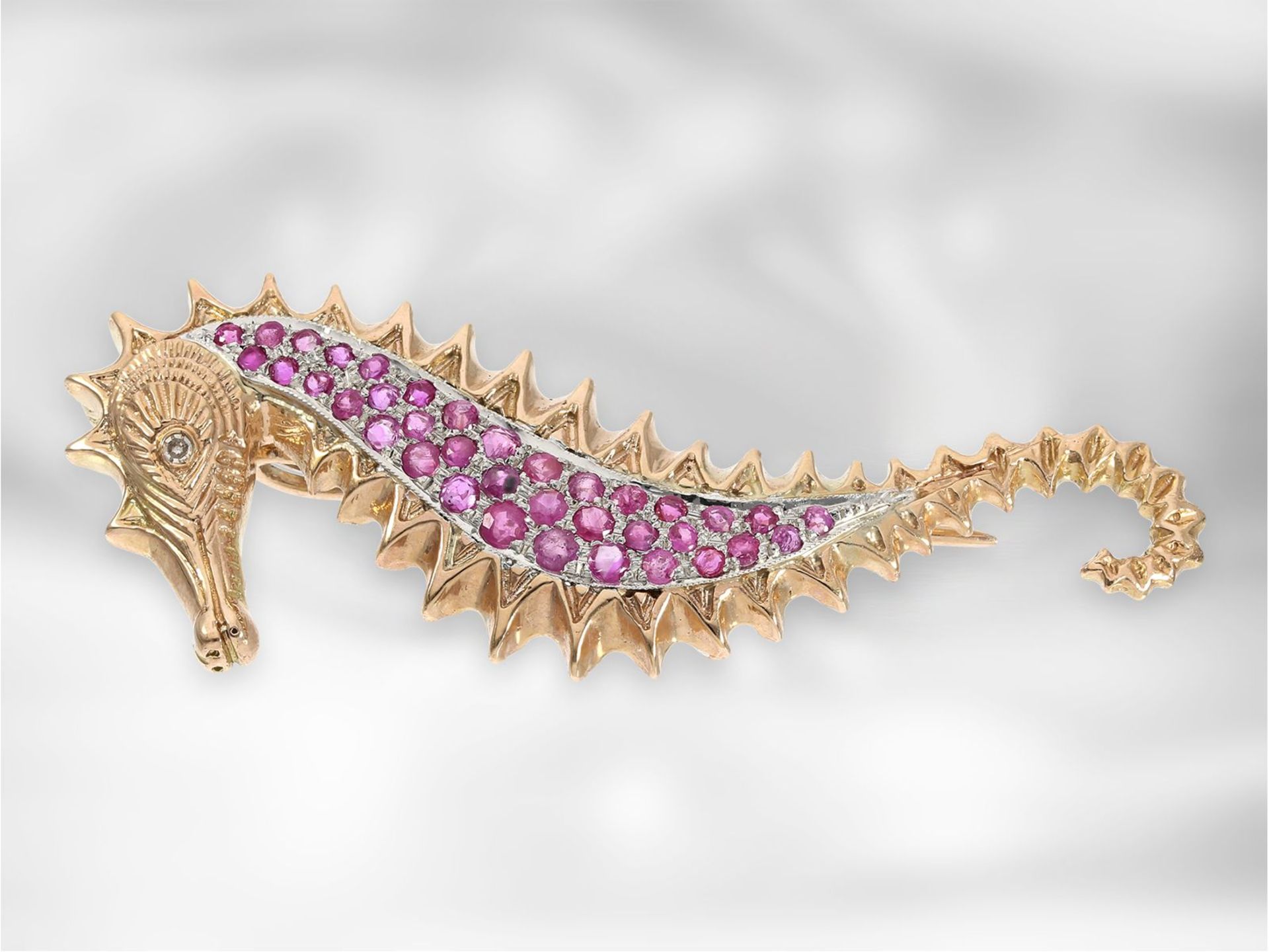 Brosche/Nadel: neuwertige Designerbrosche mit Rubin- und Diamantbesatz Motiv "Seepferdchen", 9K - Bild 2 aus 2