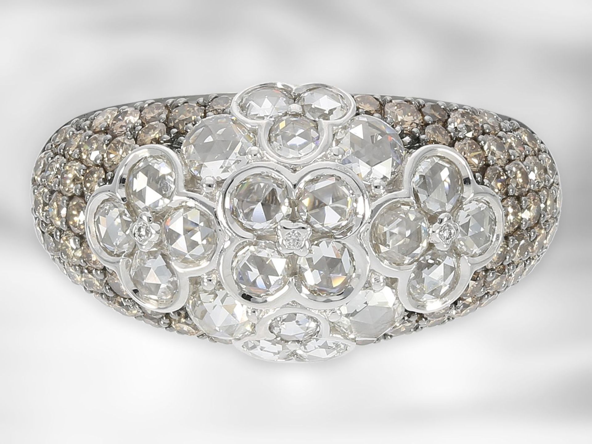 Ring: neuwertiger weißgoldener Brillantring mit Diamantrosen und fancy Brillanten, insgesamt ca. 1, - Bild 2 aus 4