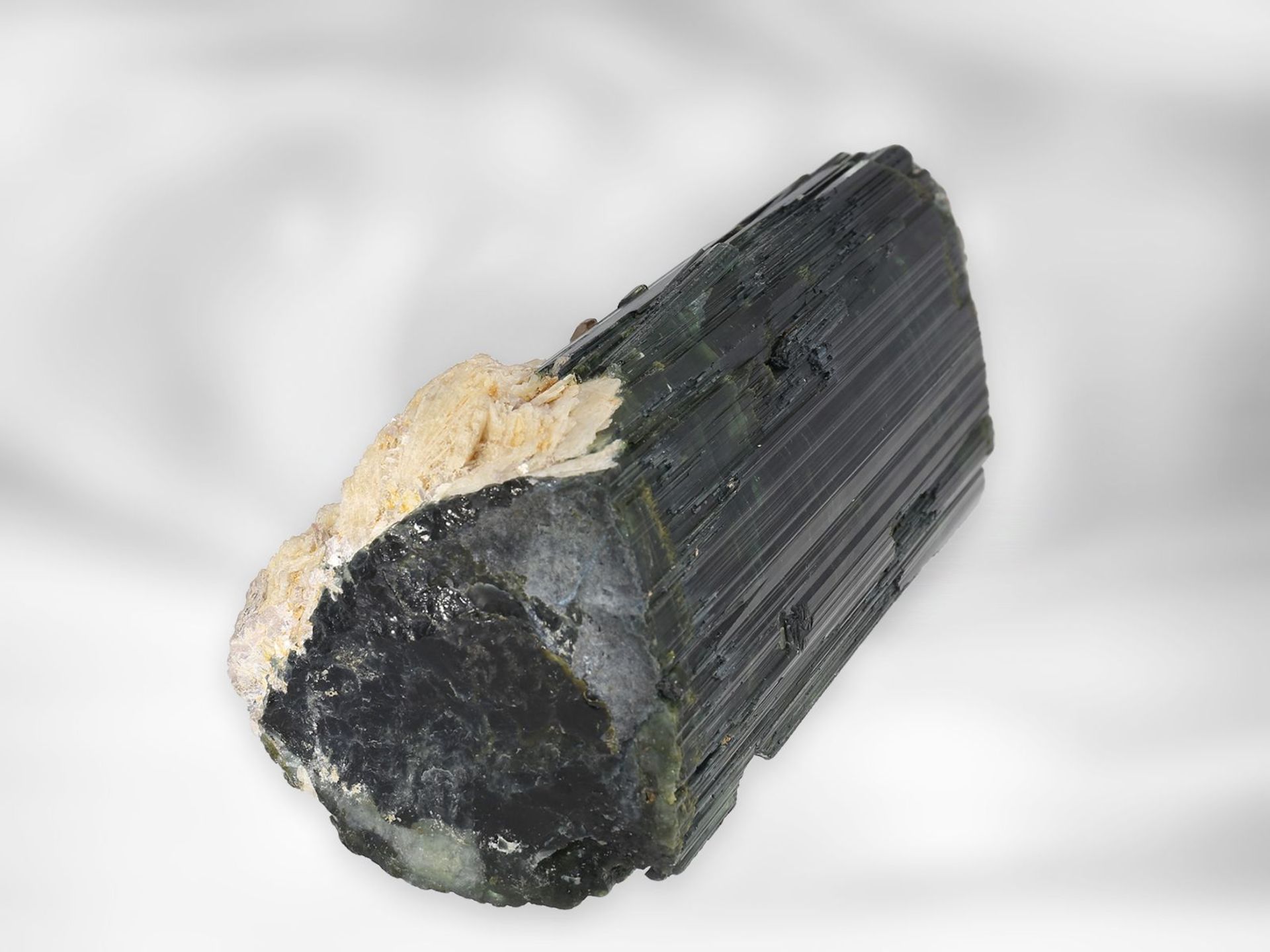 Turmalin: bedeutender und seltener Turmalinfund, natürlicher Kristall von ca. 8000ct in " - Bild 4 aus 4