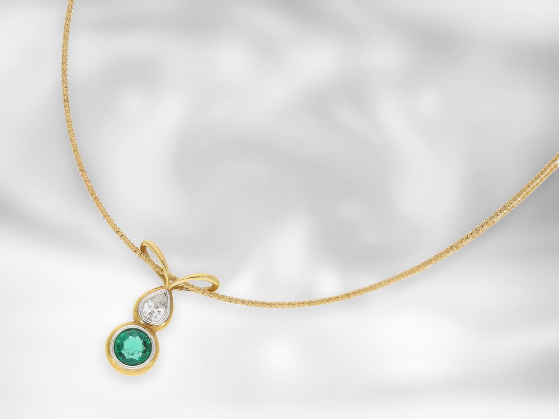 Kette/Collier: feines gelbgoldenes Collier mit Smaragd und Diamantropfen, insgesamt ca. 0,9ct, 18K