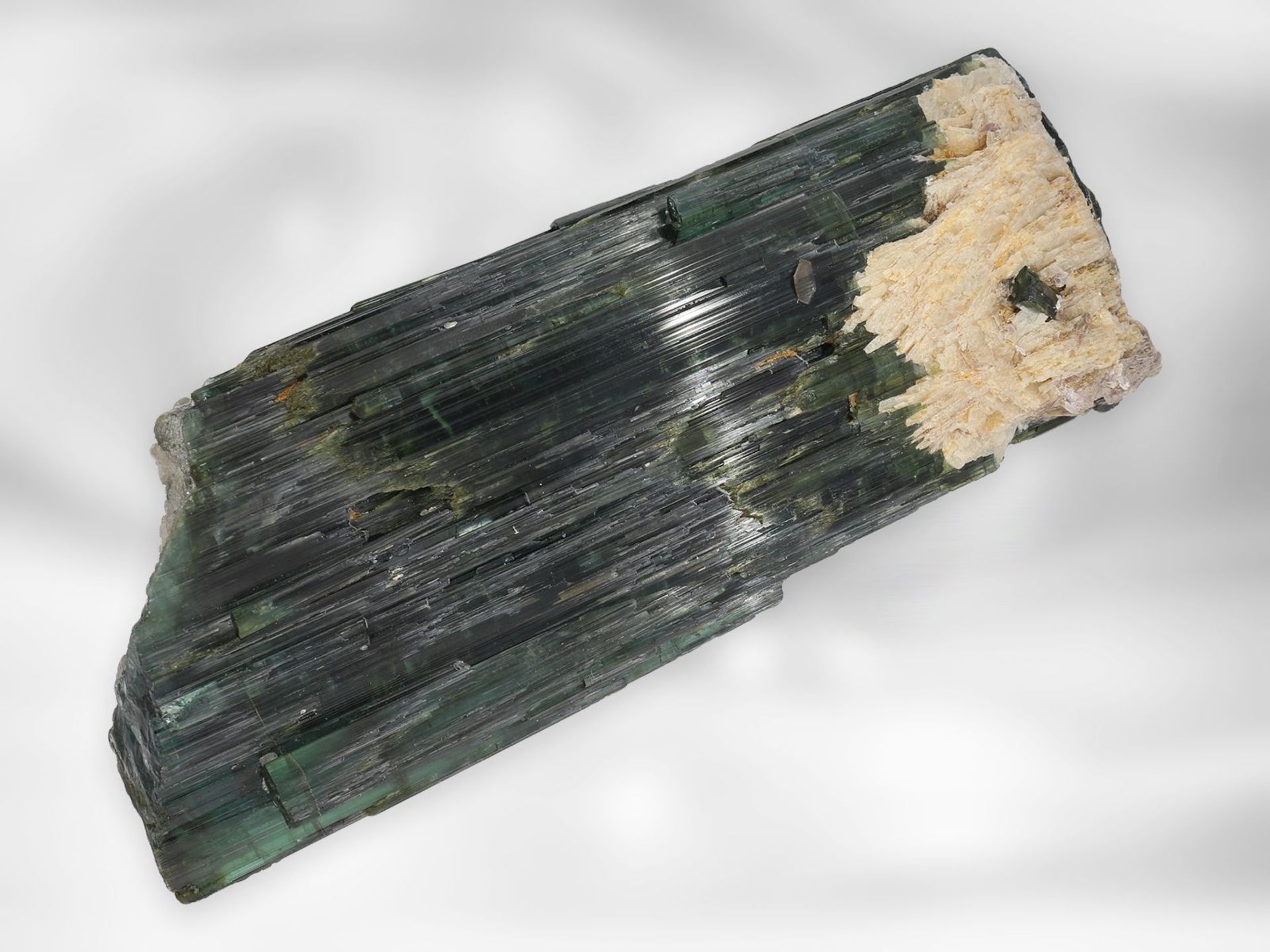 Turmalin: bedeutender und seltener Turmalinfund, natürlicher Kristall von ca. 8000ct in " - Bild 3 aus 4