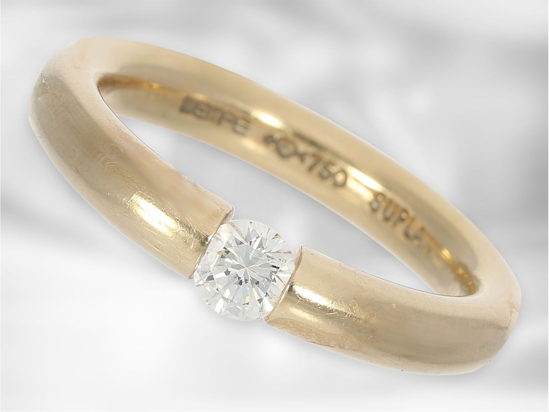 Ring: sehr hochwertig gearbeiteter, massiver Spannring mit feinem Brillant von ca. 0,25ct,