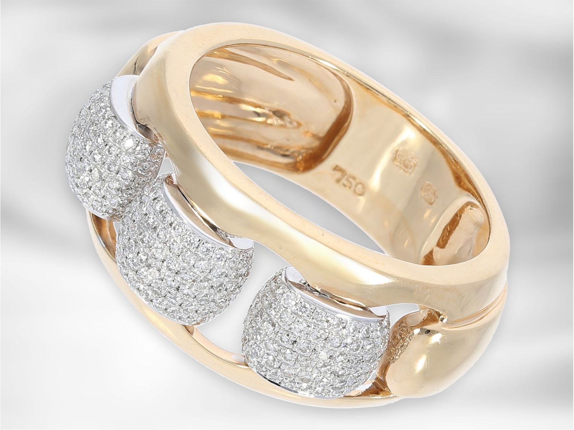 Ring: interessanter moderner Bicolor-Goldring mit Brillanten, insgesamt ca. 0,55ct, 18K Rosé-/