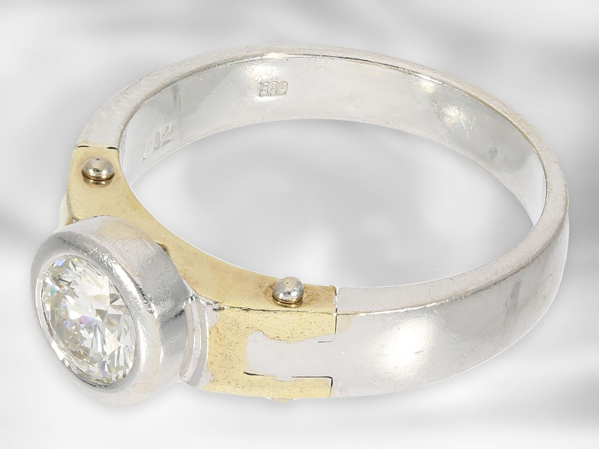 Ring: ausgefallen gefertigter Solitär/Brillant-Goldschmiedering, 1,02ct und von sehr hoher Qualität, - Bild 2 aus 3