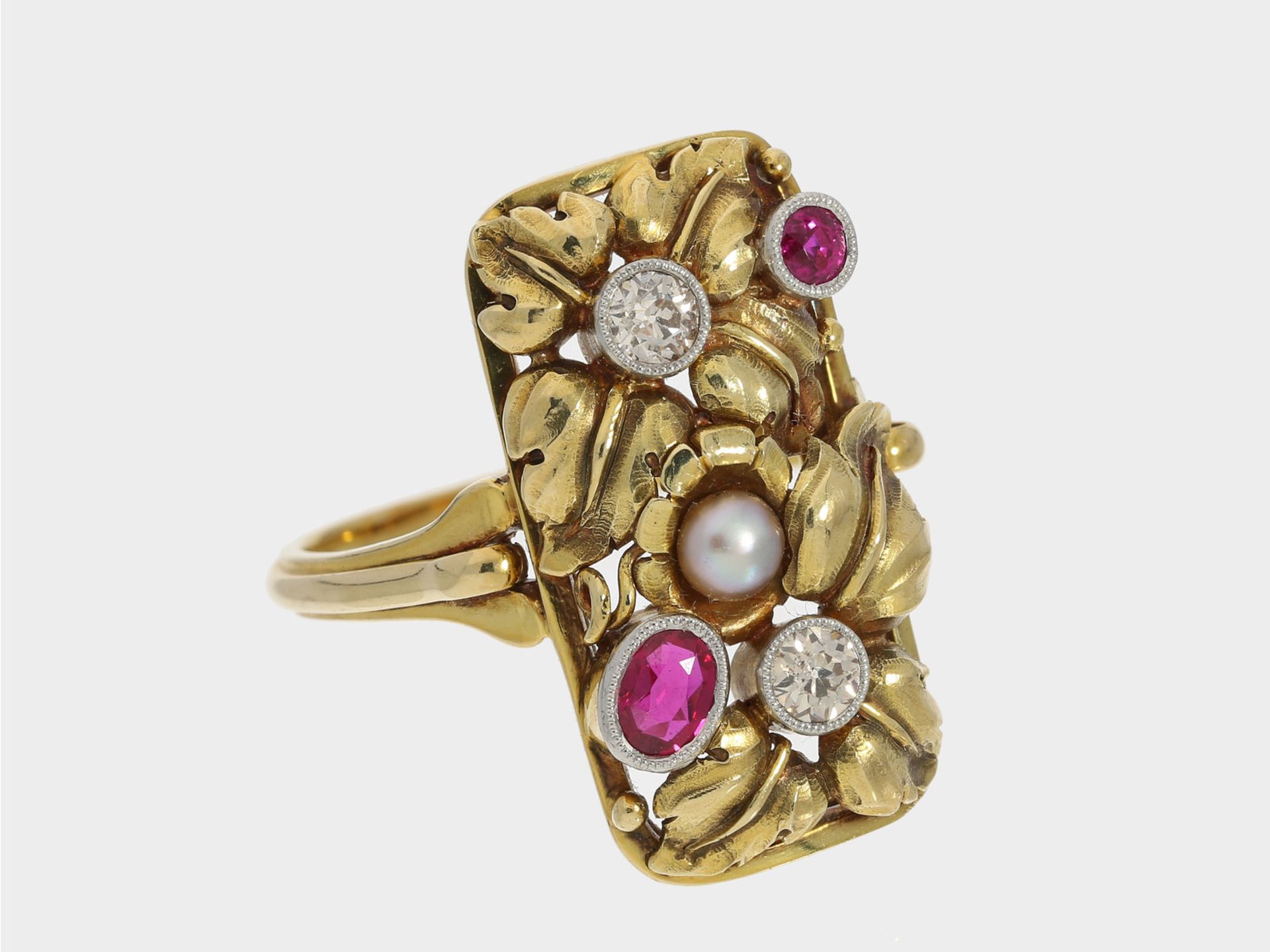 Ring: antiker Ring mit floralen Motiven, besetzt mit Rubinen, Altschliff-Diamanten und Perle, 14K