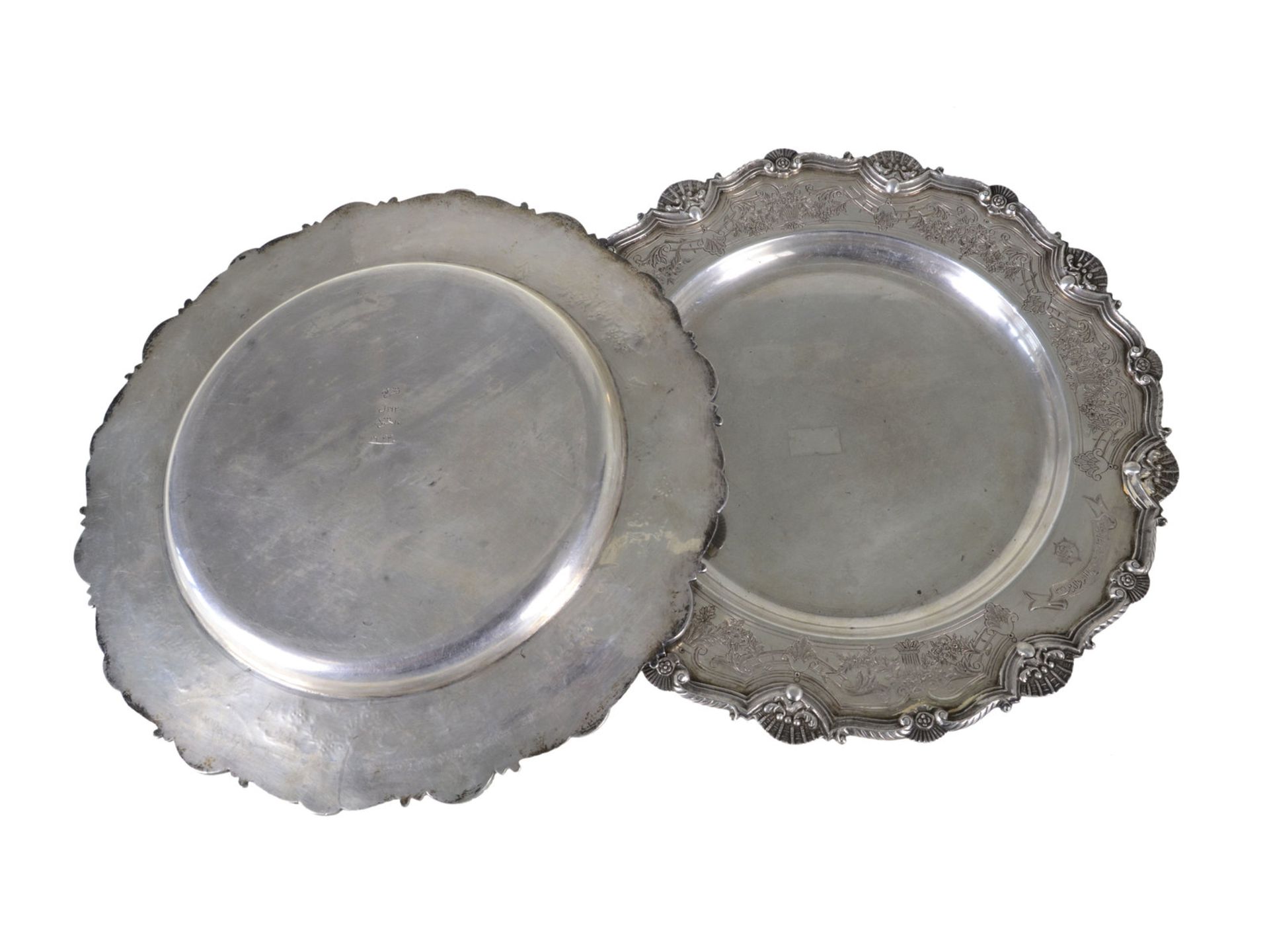Silberteller: Paar historisch interessanter Prunkteller, vermutlich aus dem Besitz des Emirs von