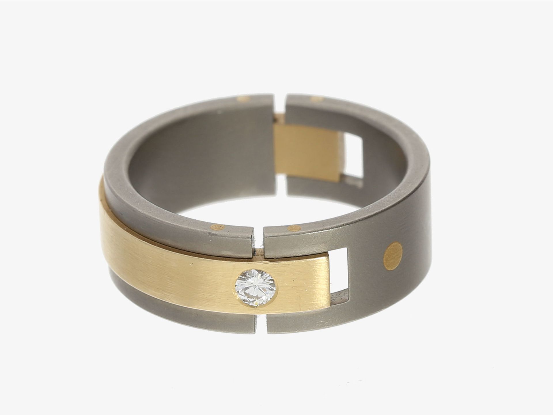 Ring: moderner Titan-Goldschmiedering mit Gelbgold-Applikationen sowie Brillantbesatz