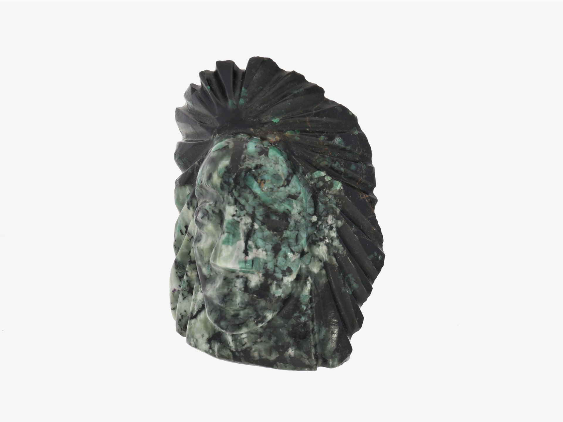 Steinschnitzerei: interessante Büste aus Smaragdmuttergestein, Herrenkopf mit Federschmuck,