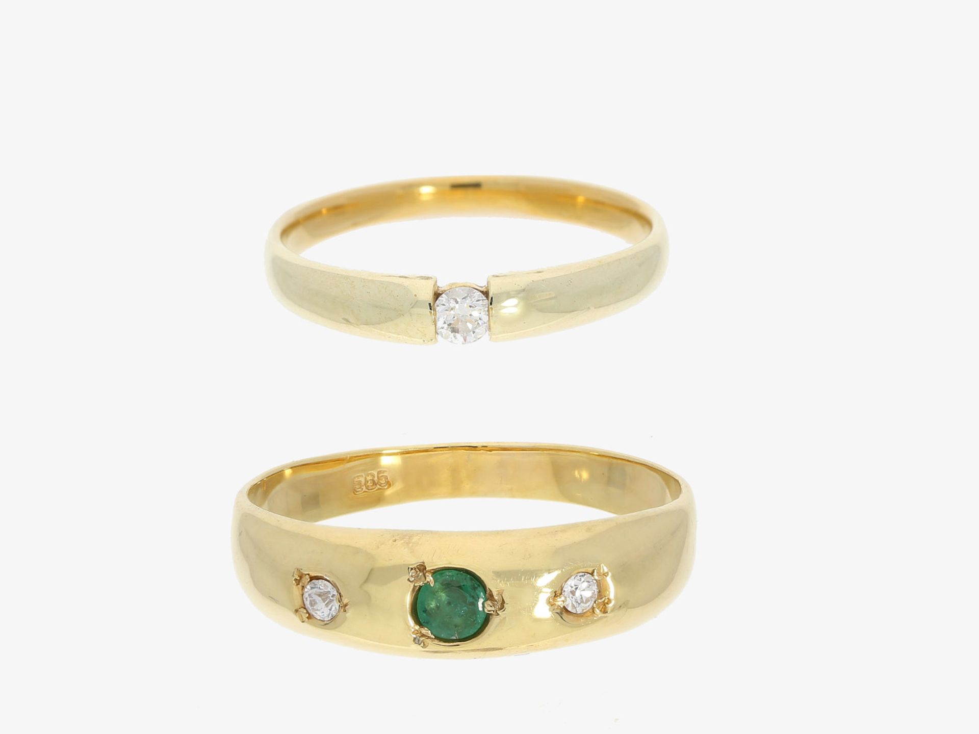 Ring: 1 Brillantring von Christ in 8K Gold und ein Bandring mit Smaragd in 14K Gold