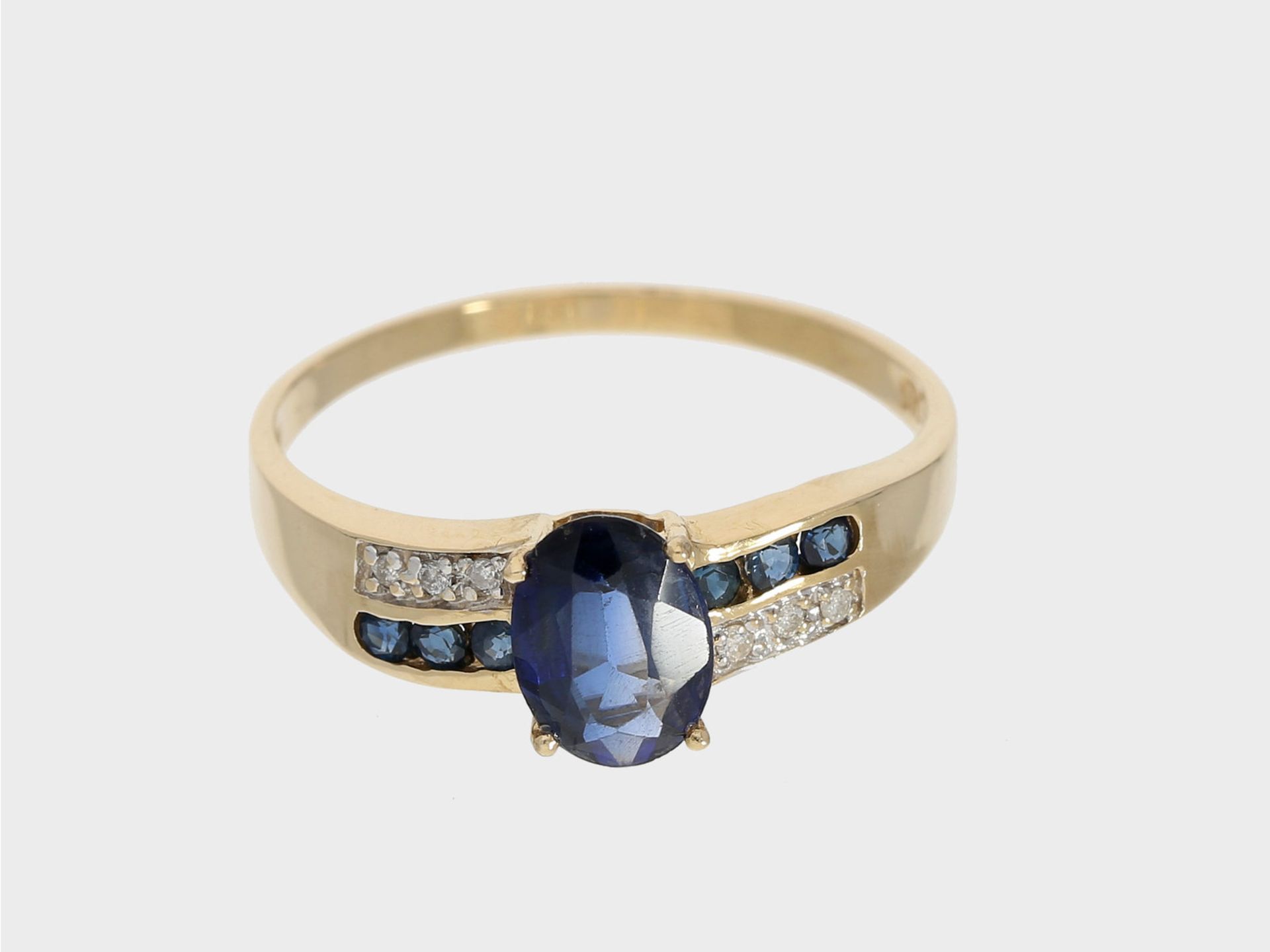 Ring: goldener Ring mit Saphir- und Diamantbesatz