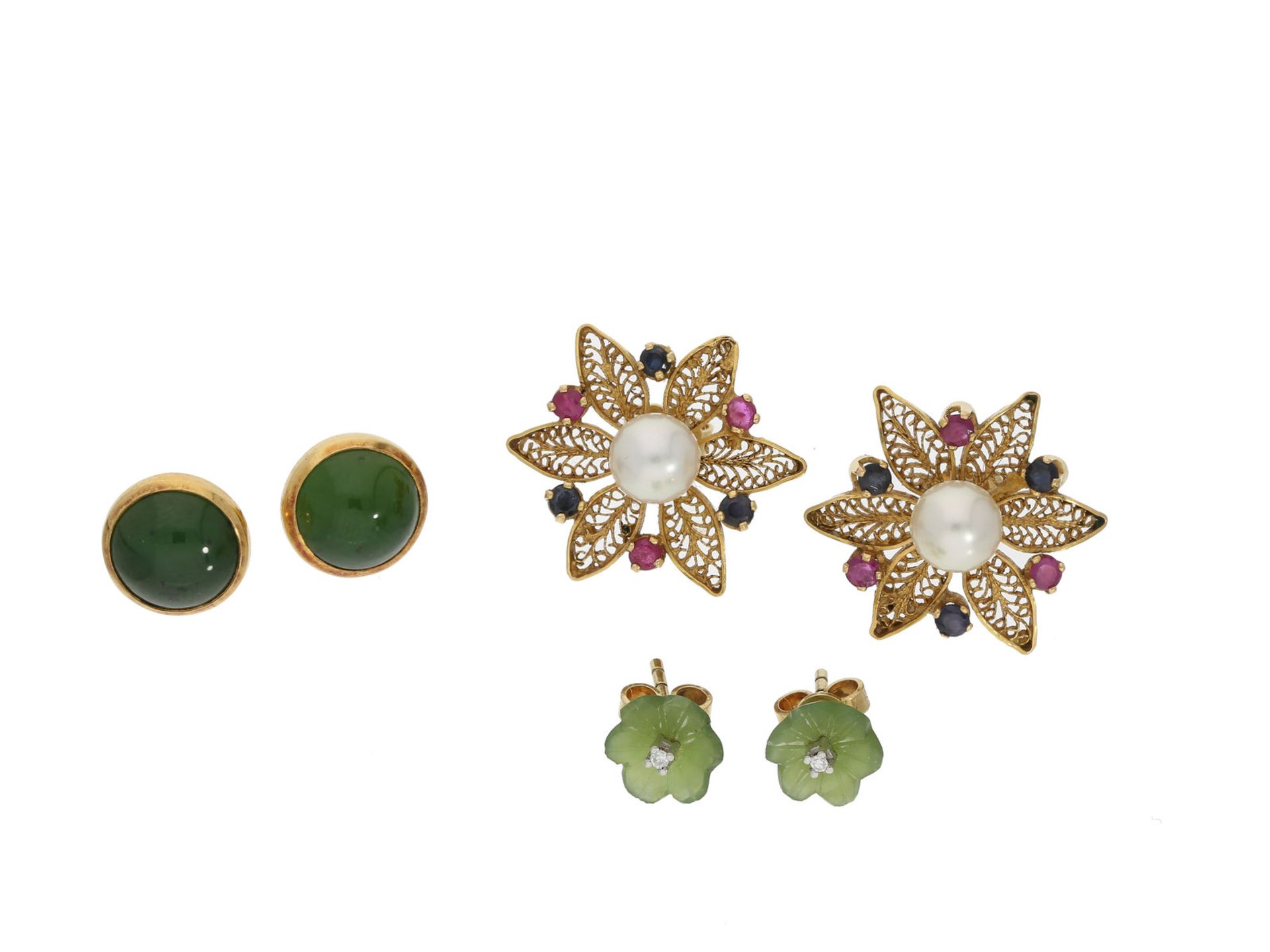 Ohrschmuck: interessantes kleines Konvolut Ohrschmuck mit Jade/Nephrit, Perlen und Farbsteinen,