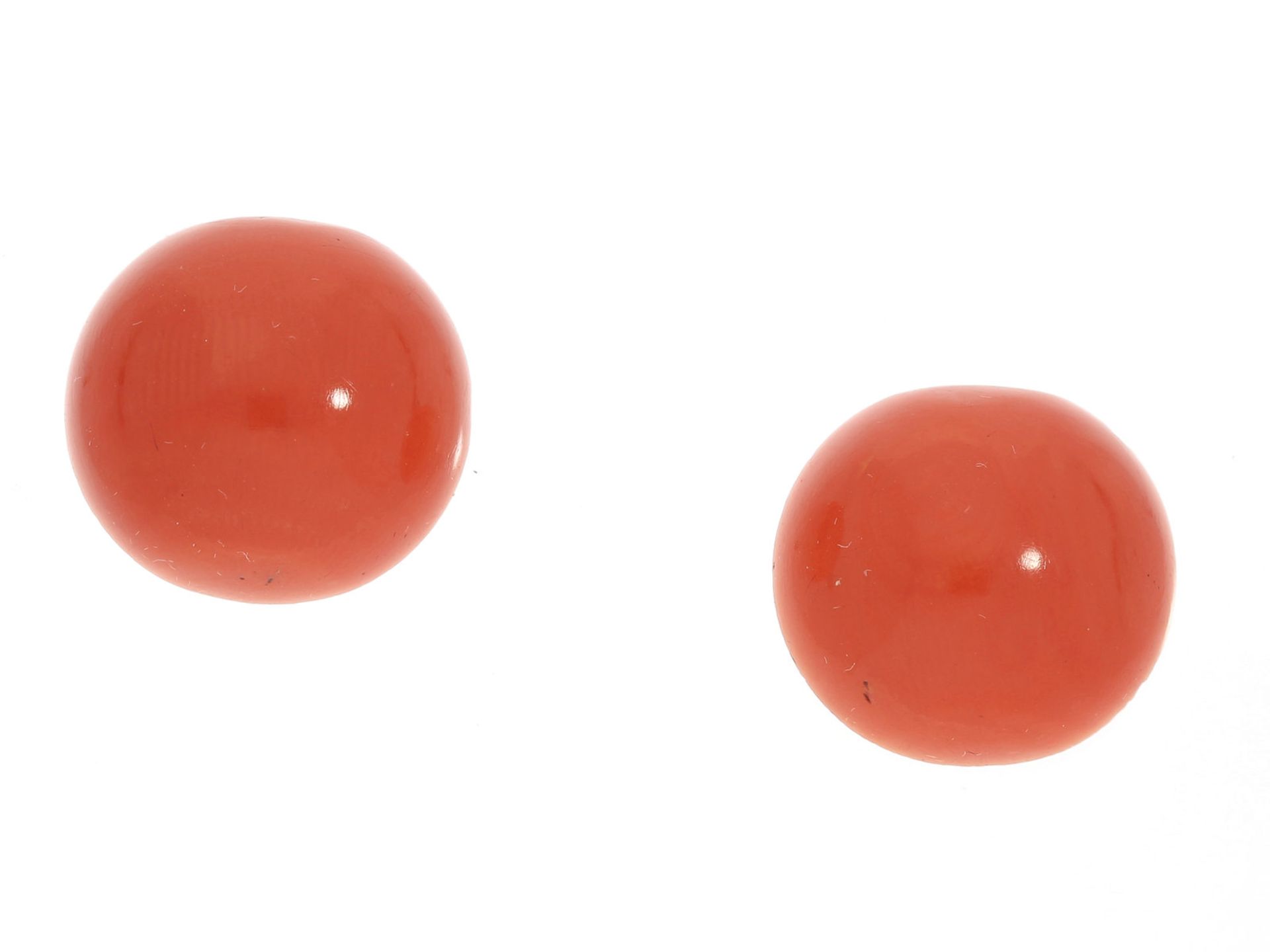 Koralle: schönes Paar orange-rote Korallcobochons, zusammen ca. 22,2ct Ca.14,8 x 15,5 x 7,3mm und