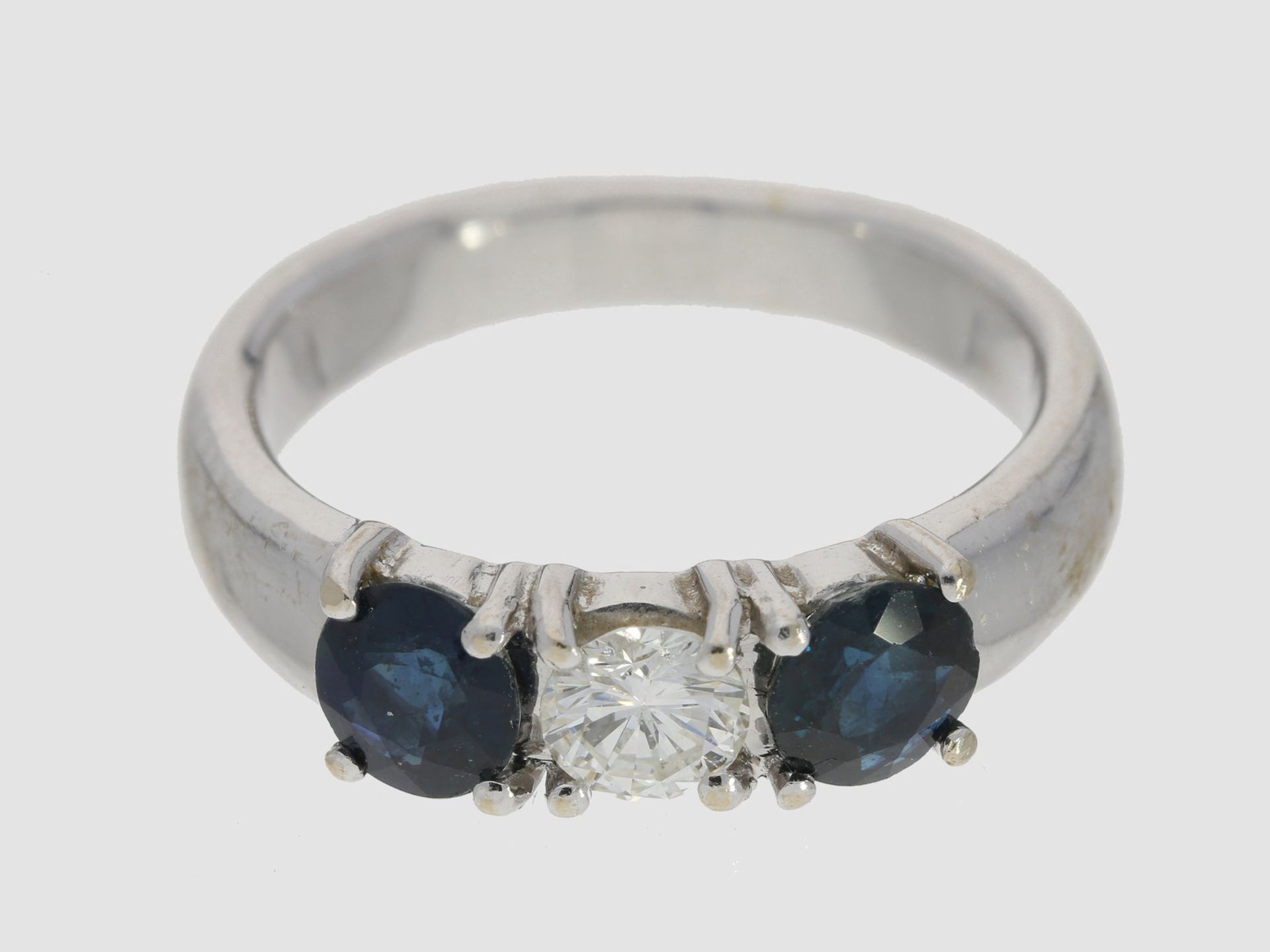 Ring: attraktiver weißgoldener vintage Saphir-Diamantring, 18K Gold, Handarbeit Ca. Ø17,5mm, RG55,