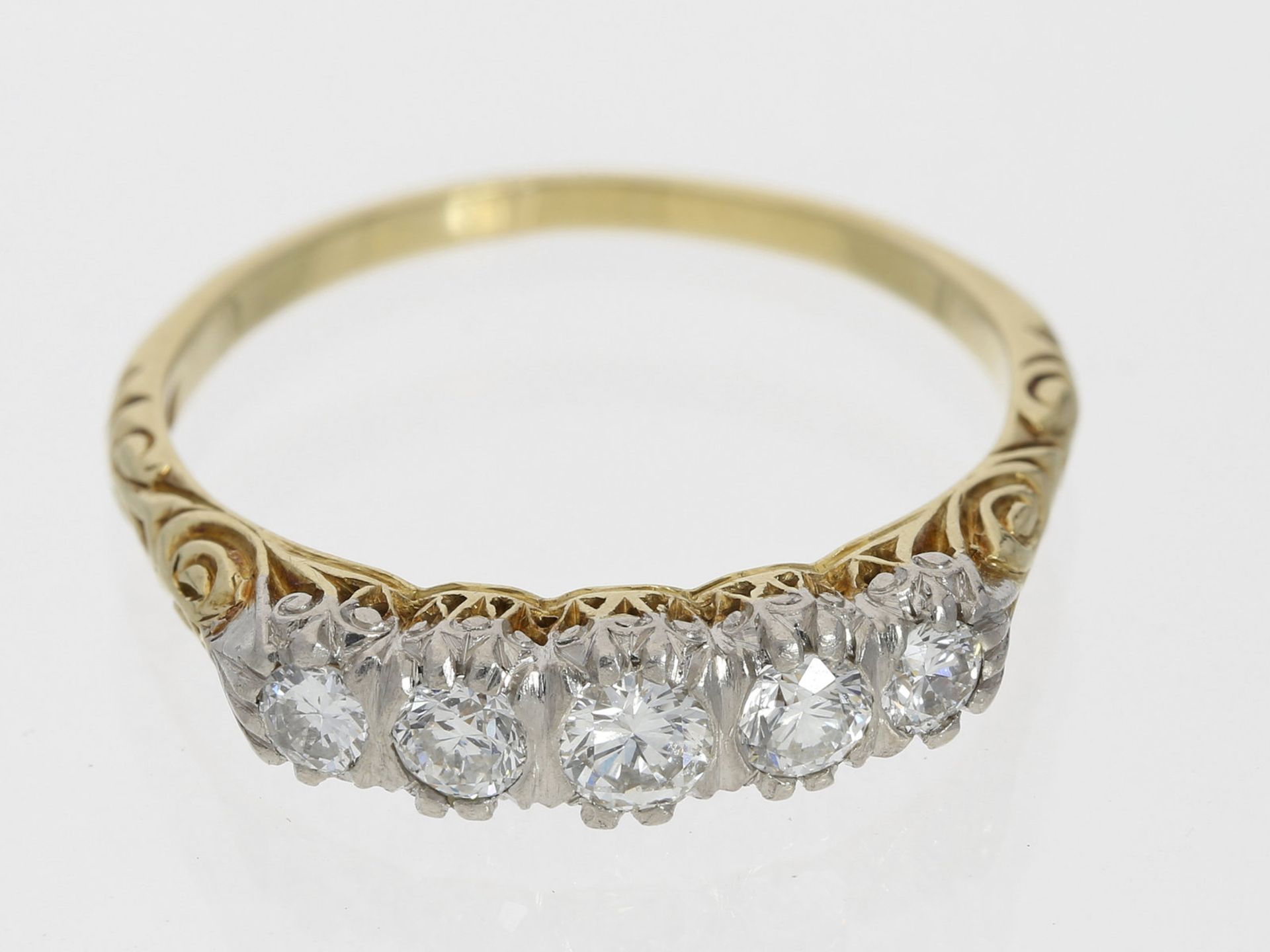 Ring: geschmackvoller antiker Goldschmiedering mit Brillantbesatz, 14K Gold Ca. Ø18mm, RG56, ca. 3,